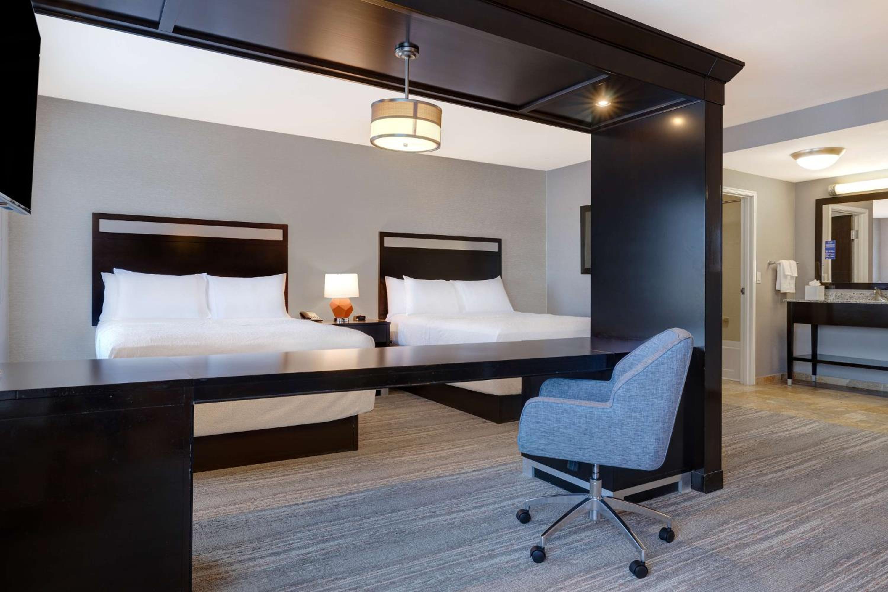 Queen Studio Suite with Two Queen Beds - Non-Smoking - Photo 4