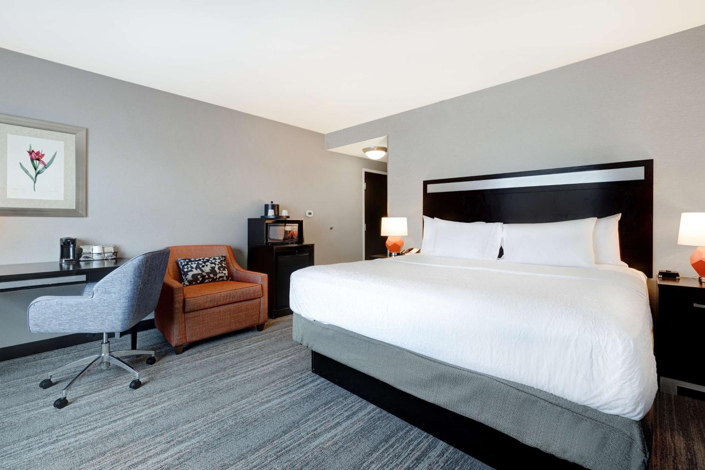 King Room with King Bed - Non-Smoking - Photo 2
