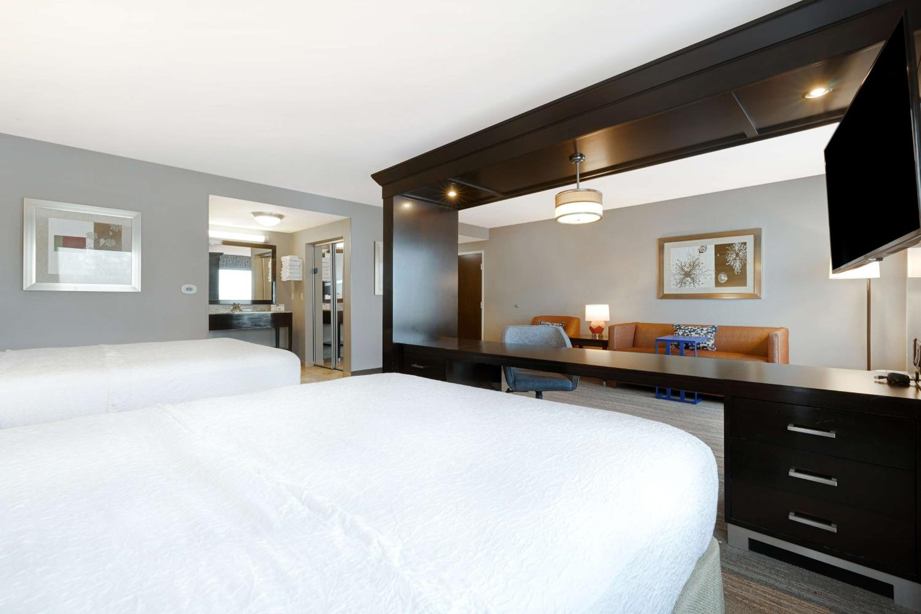 Queen Studio Suite with Two Queen Beds - Non-Smoking - Photo 2