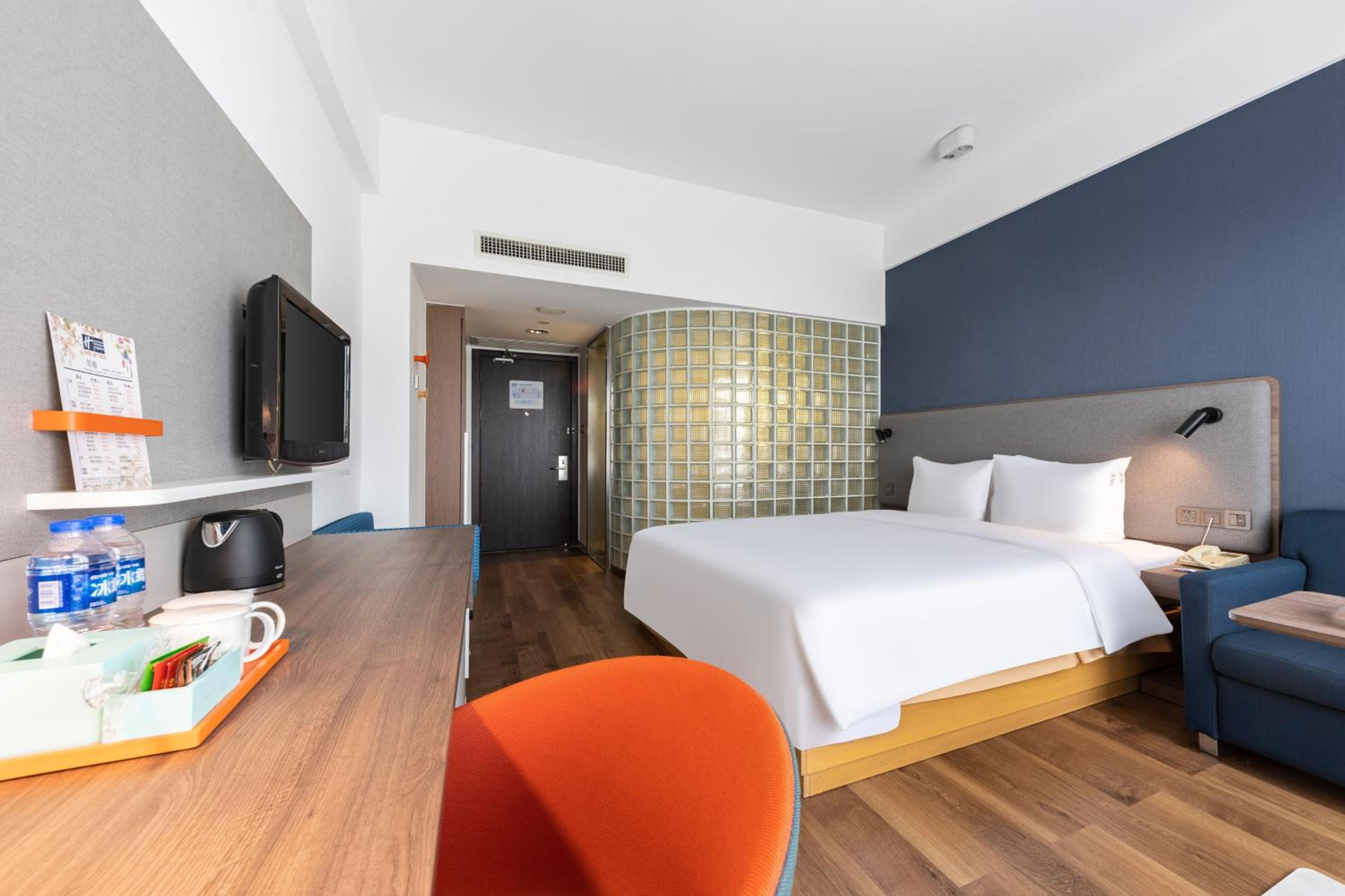 Standard Queen Room with City View - Photo 7