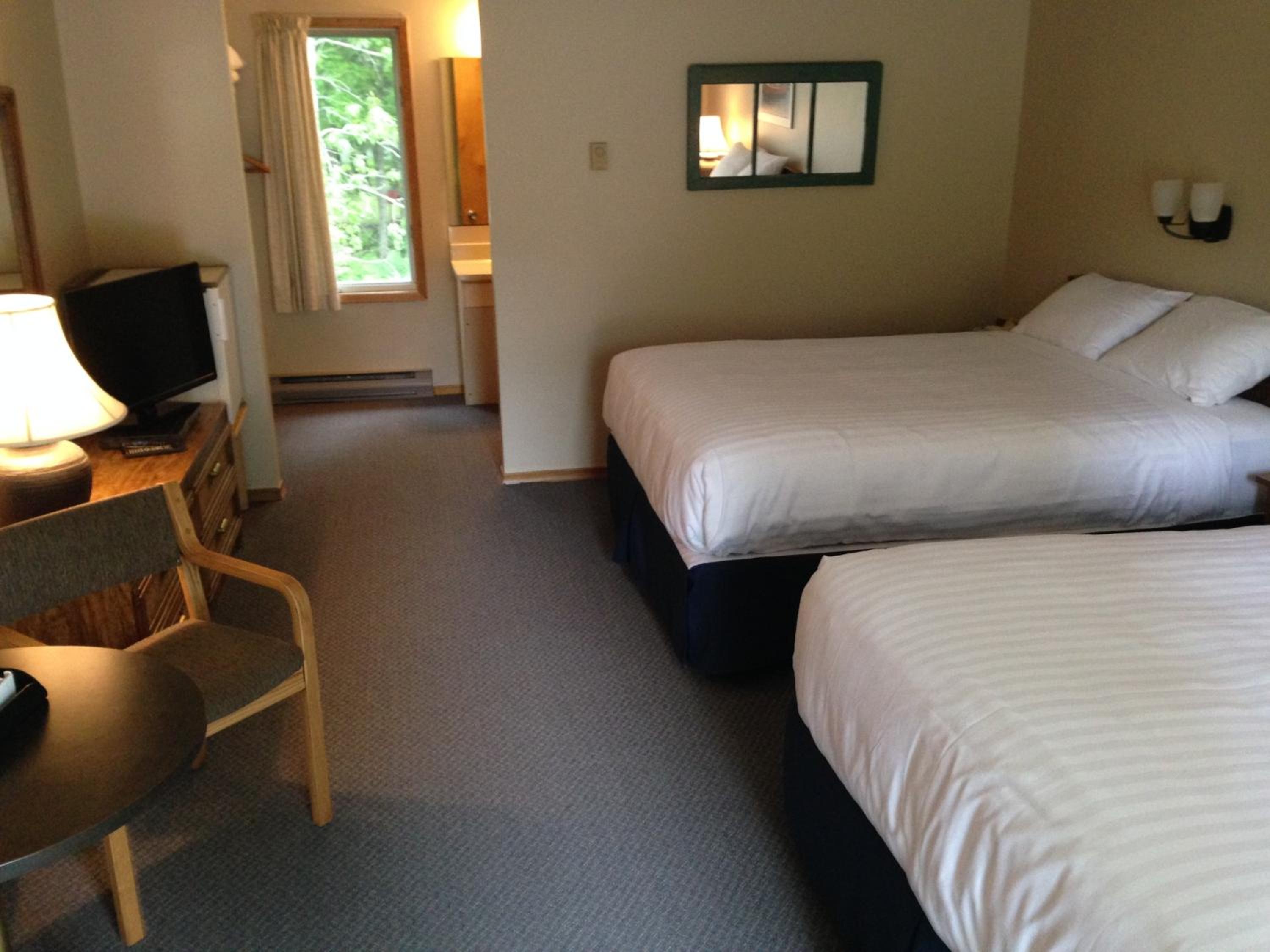 Queen Room with Two Queen Beds photo 2