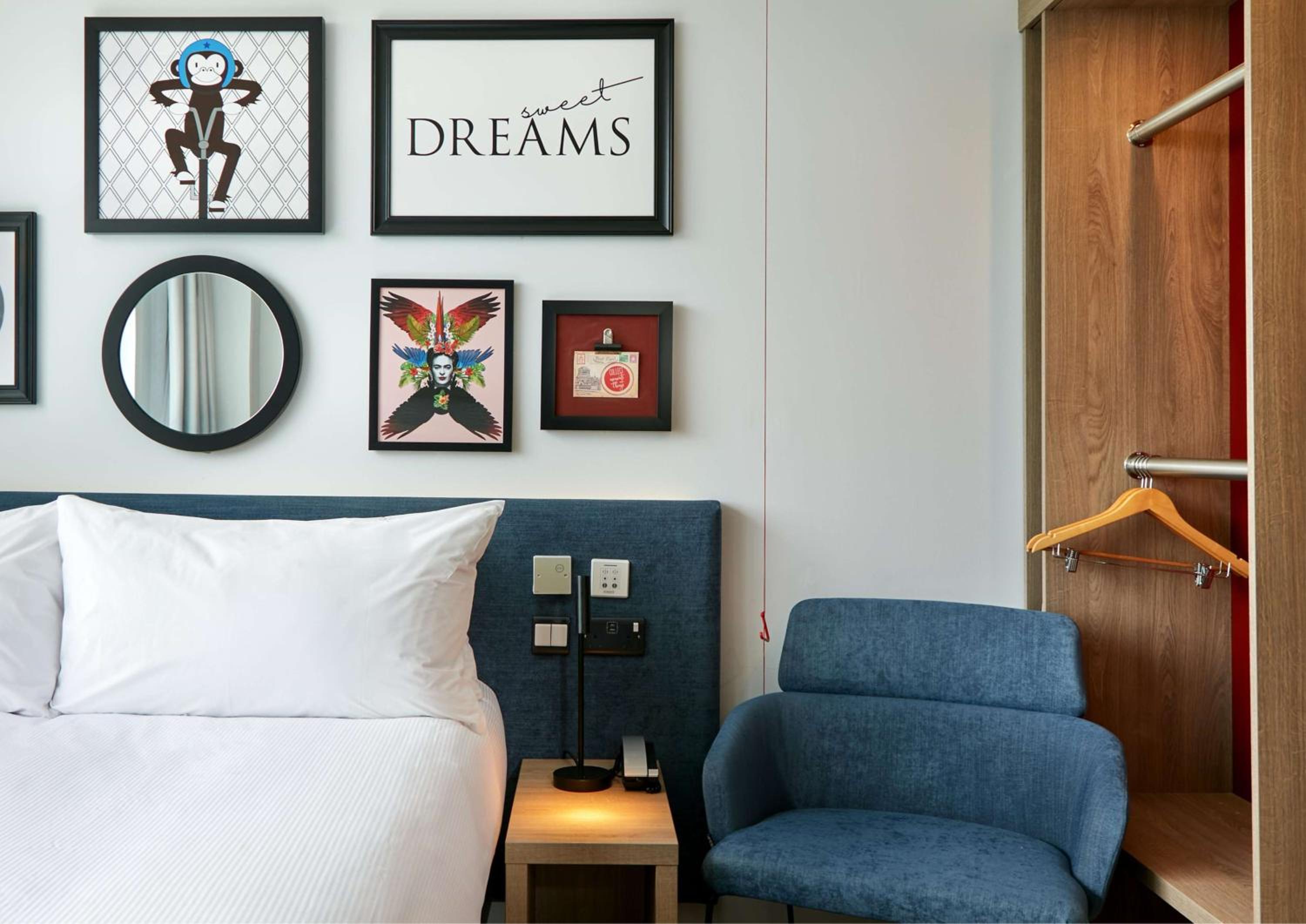 Queen Room - Accessible