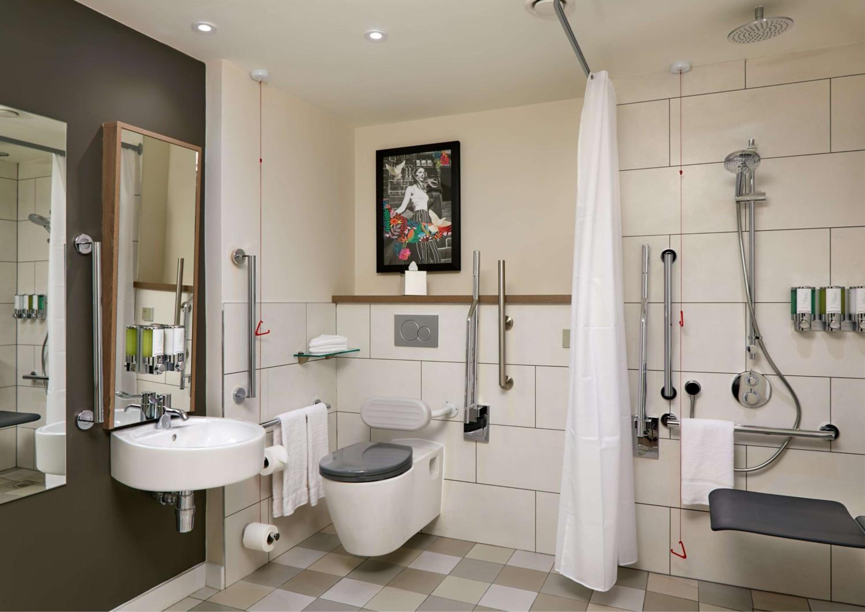 Queen Room - Accessible thumbnail 5