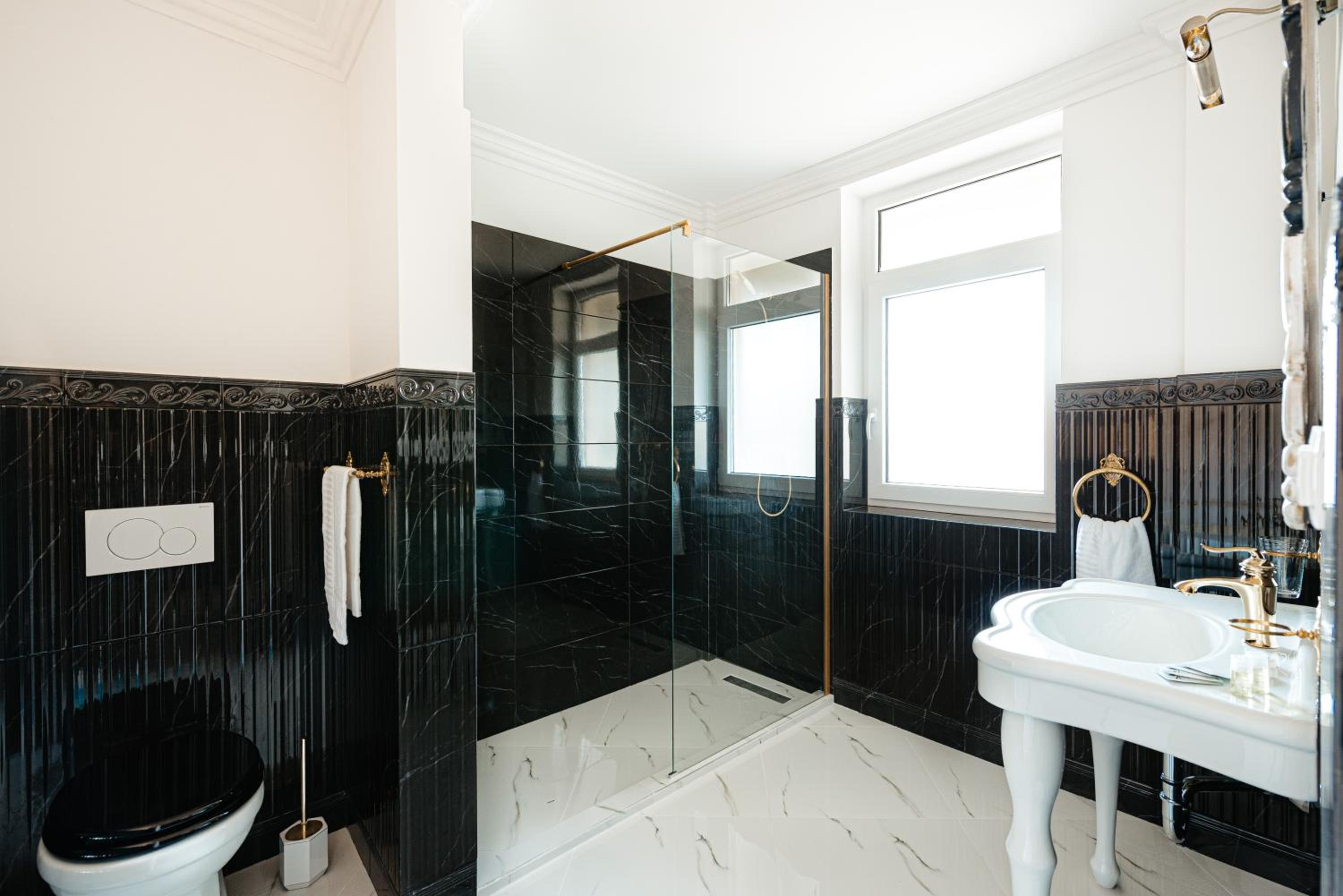 Superior King Room - Photo 10