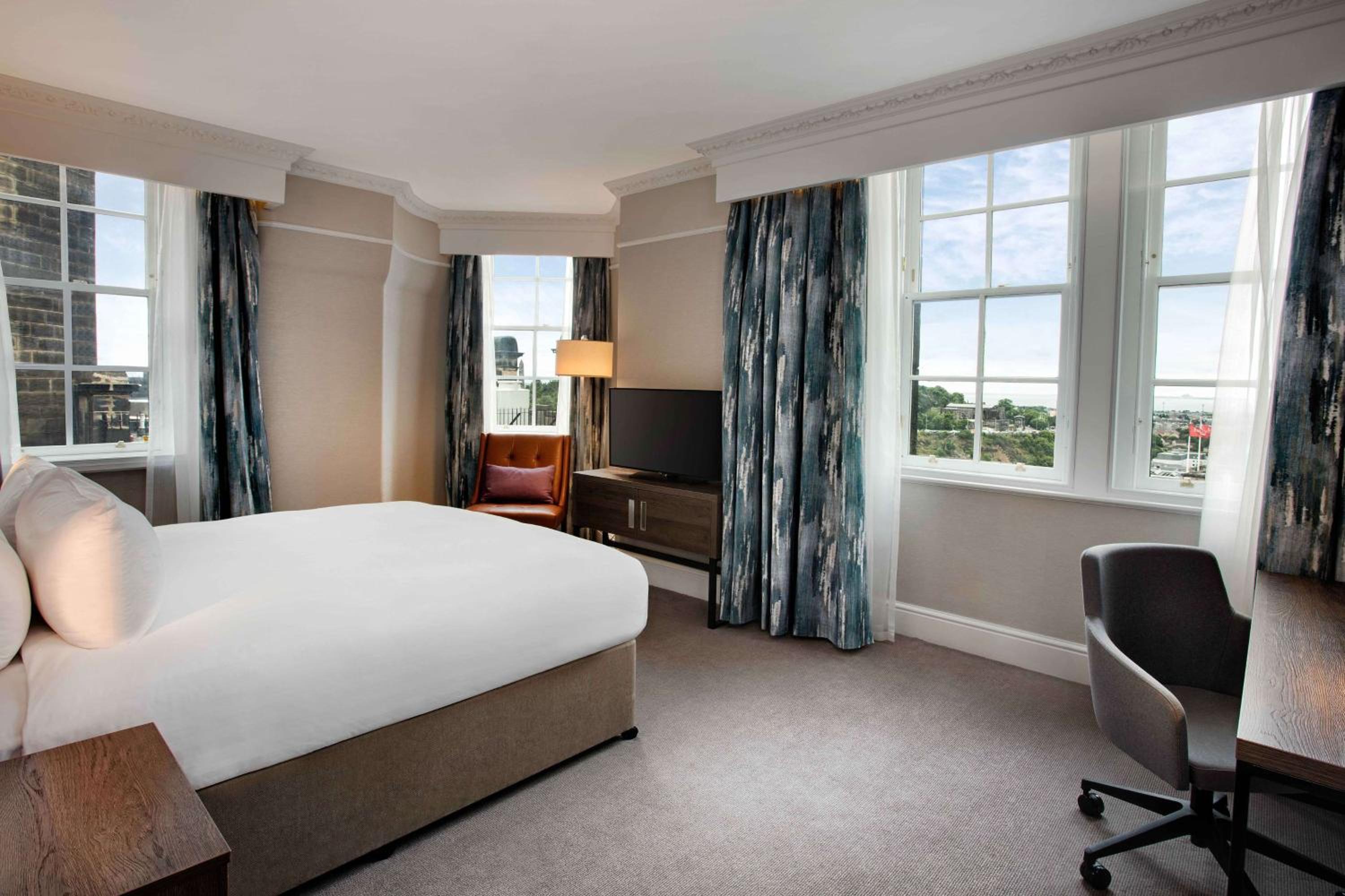 King Guest Room - Photo 5