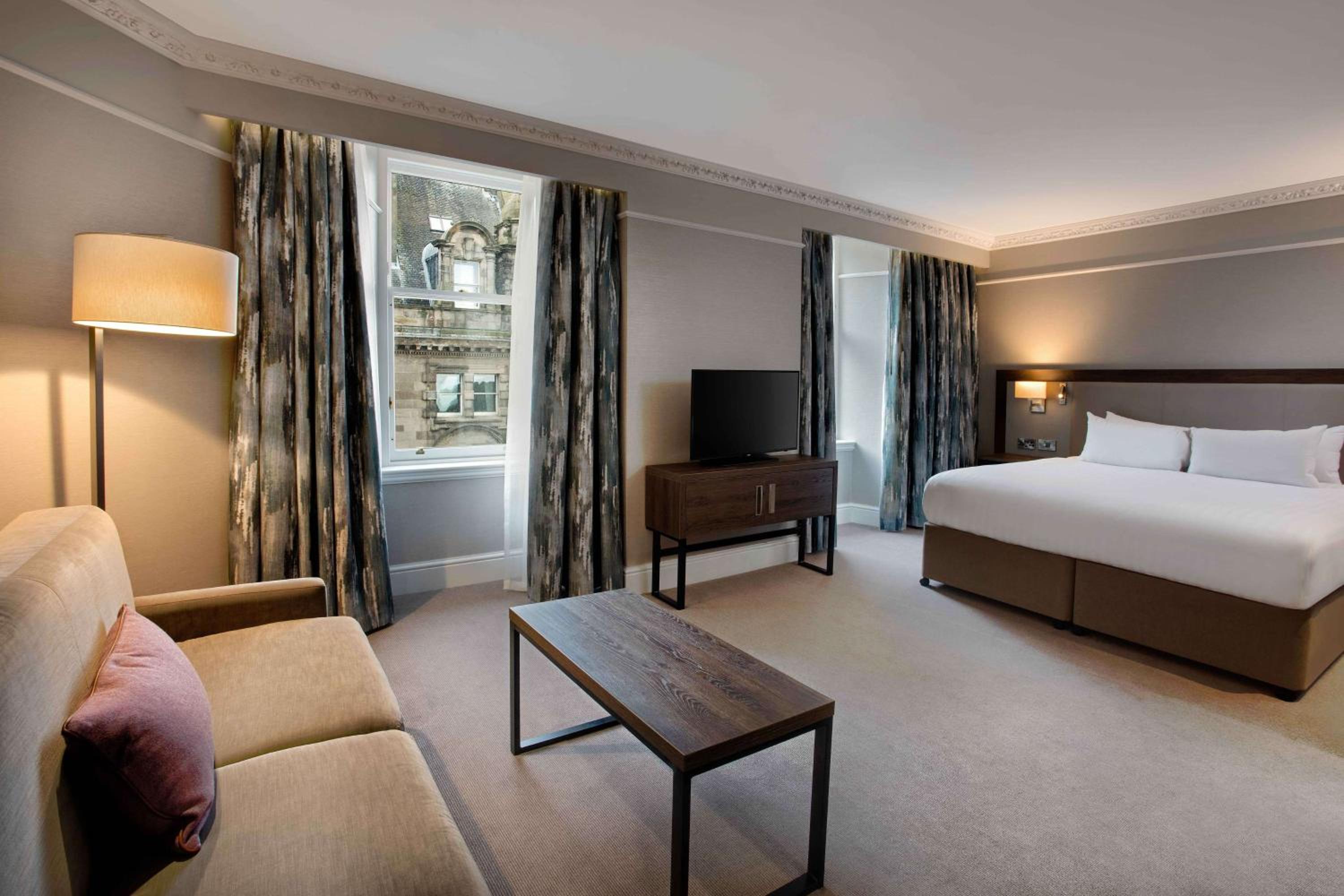 Deluxe King Room - Photo 8