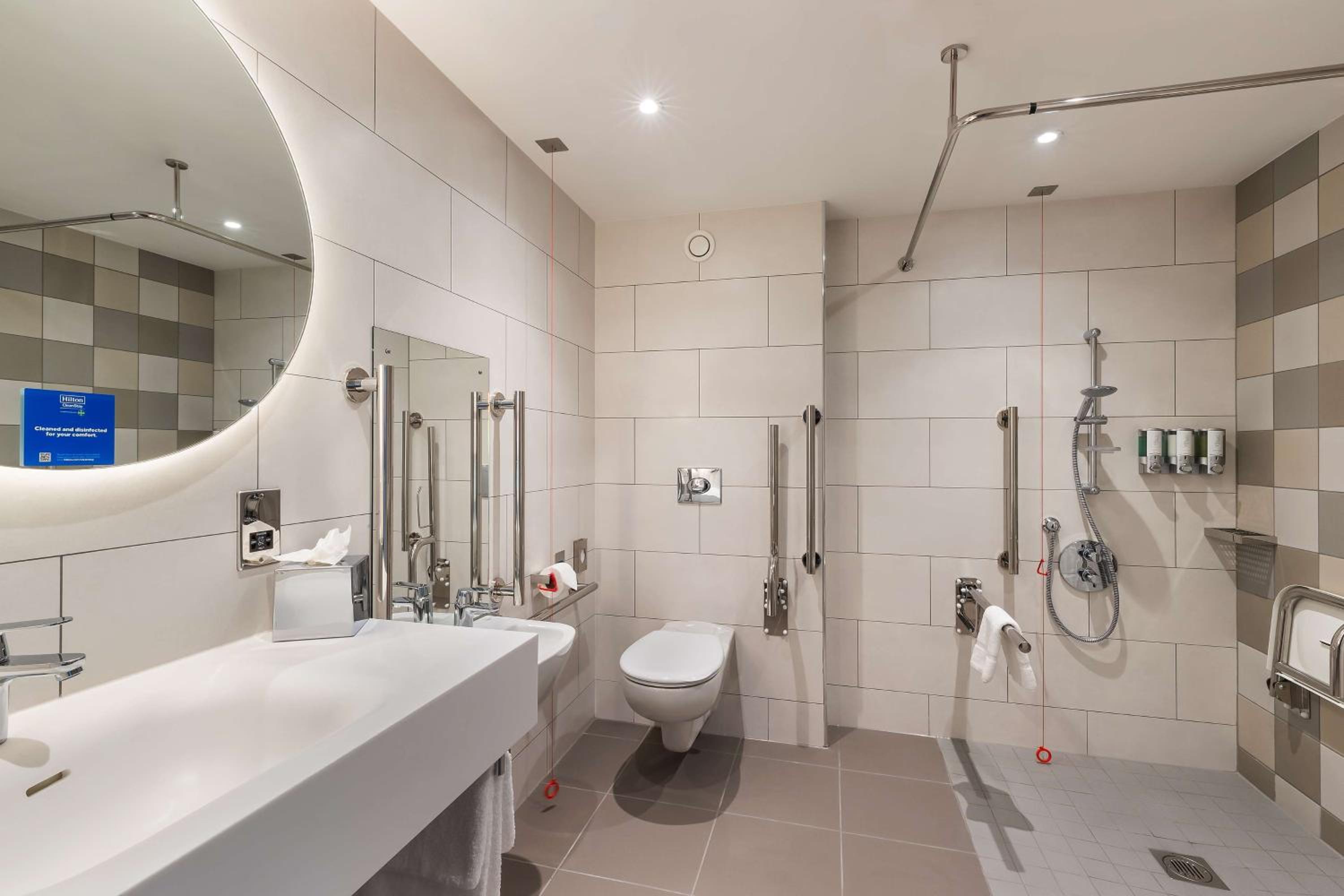 King Room - Mobility Accessible  - Photo 4
