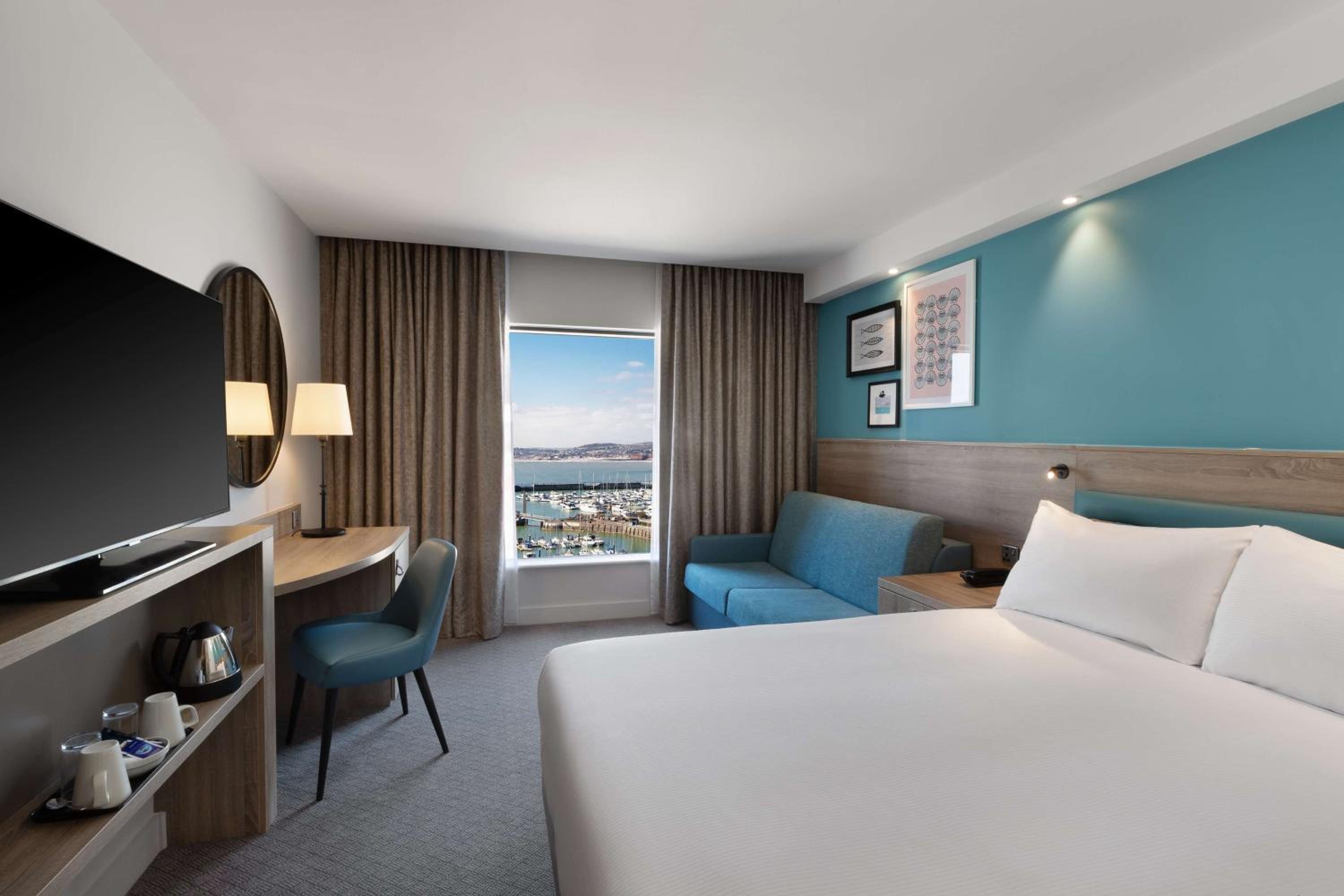 Queen Room with Sofa Bed and Harbor View - Photo 2
