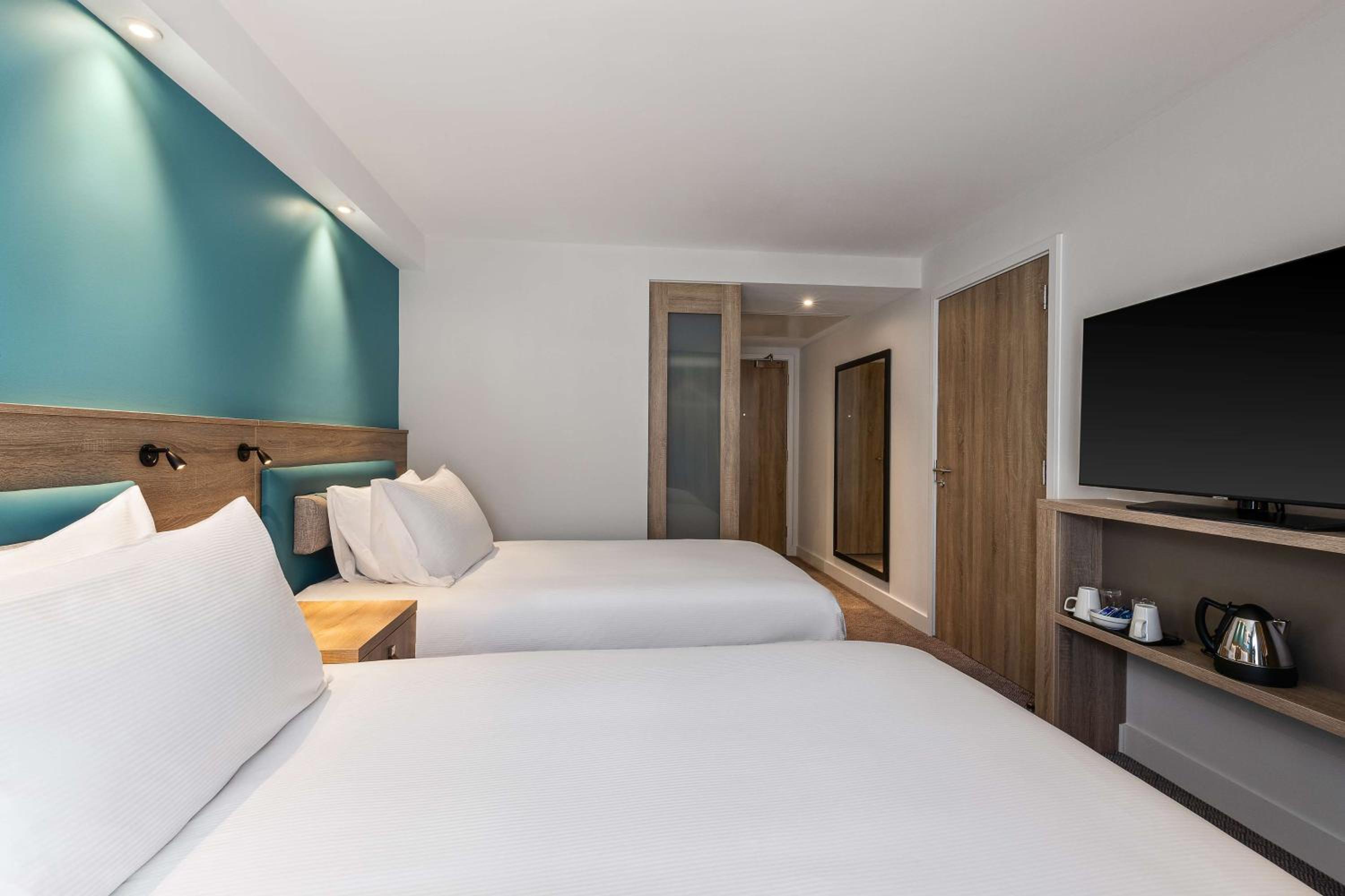 Twin Room - Photo 3