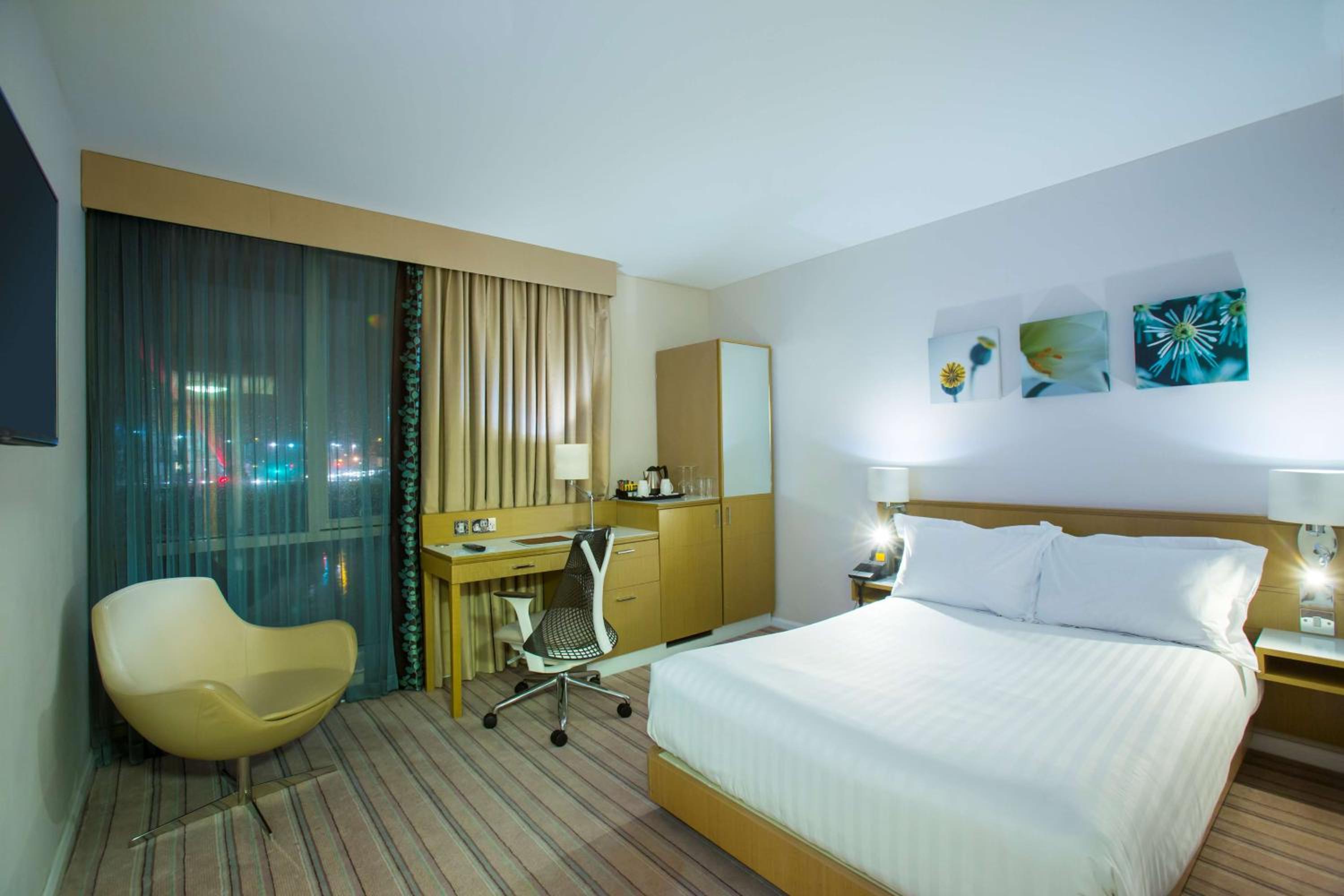 Queen Room With River View - Photo 2