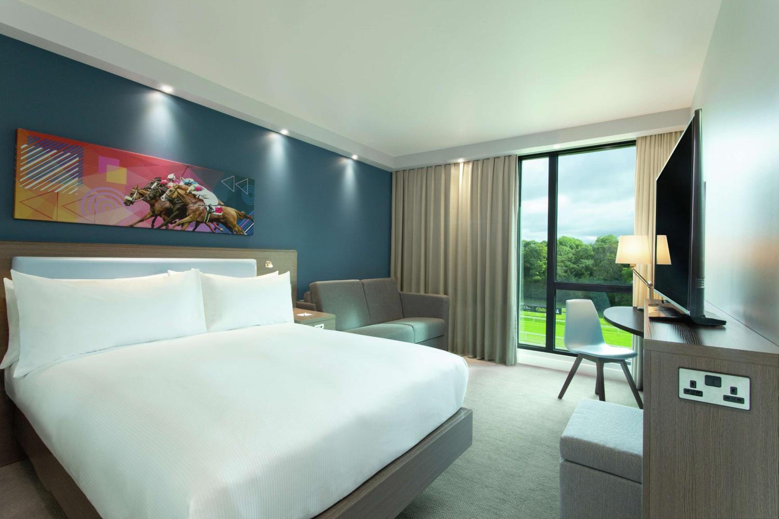 Queen Room with Sofa Bed - Photo 1