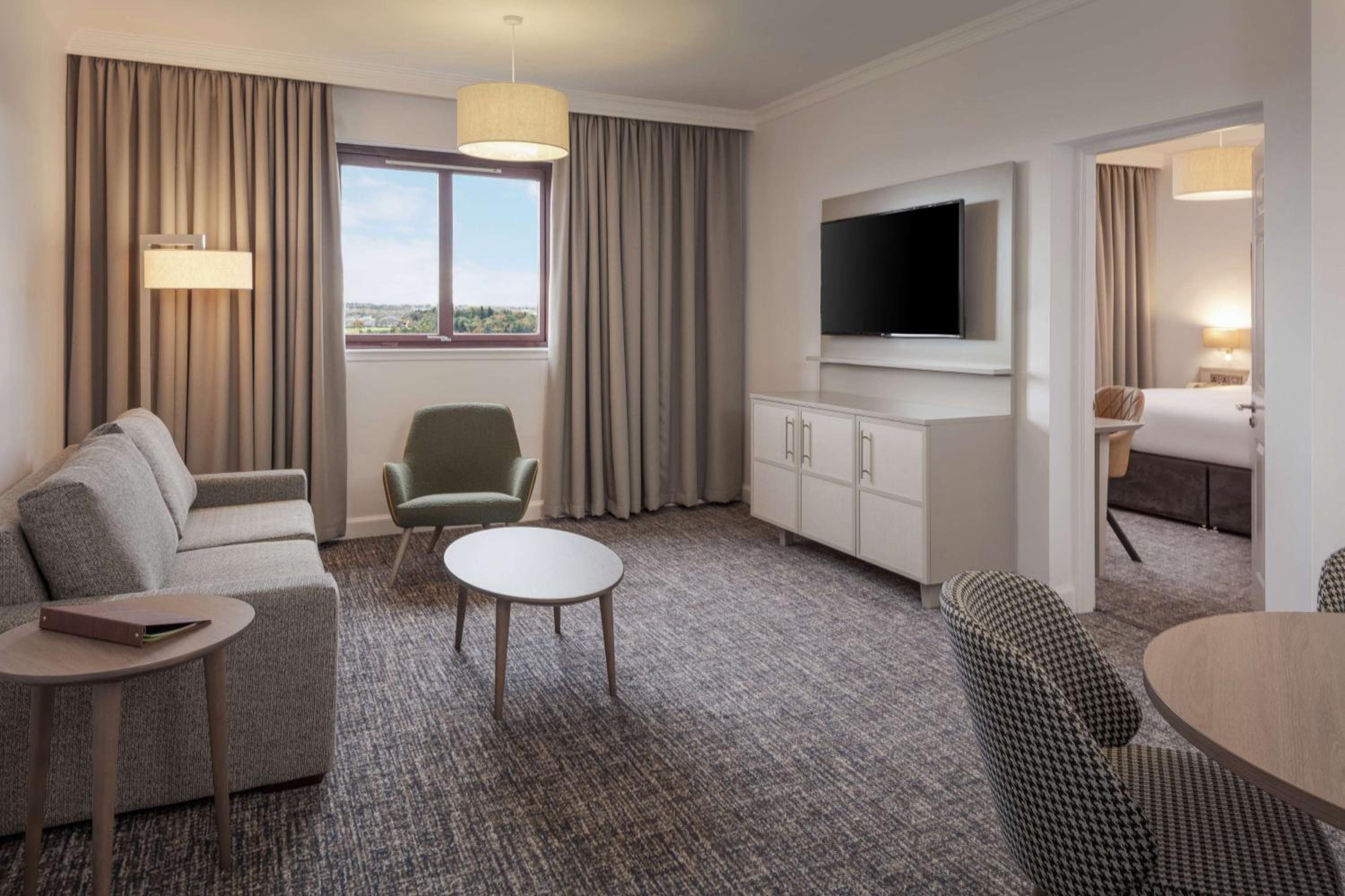 Suite - Photo 1