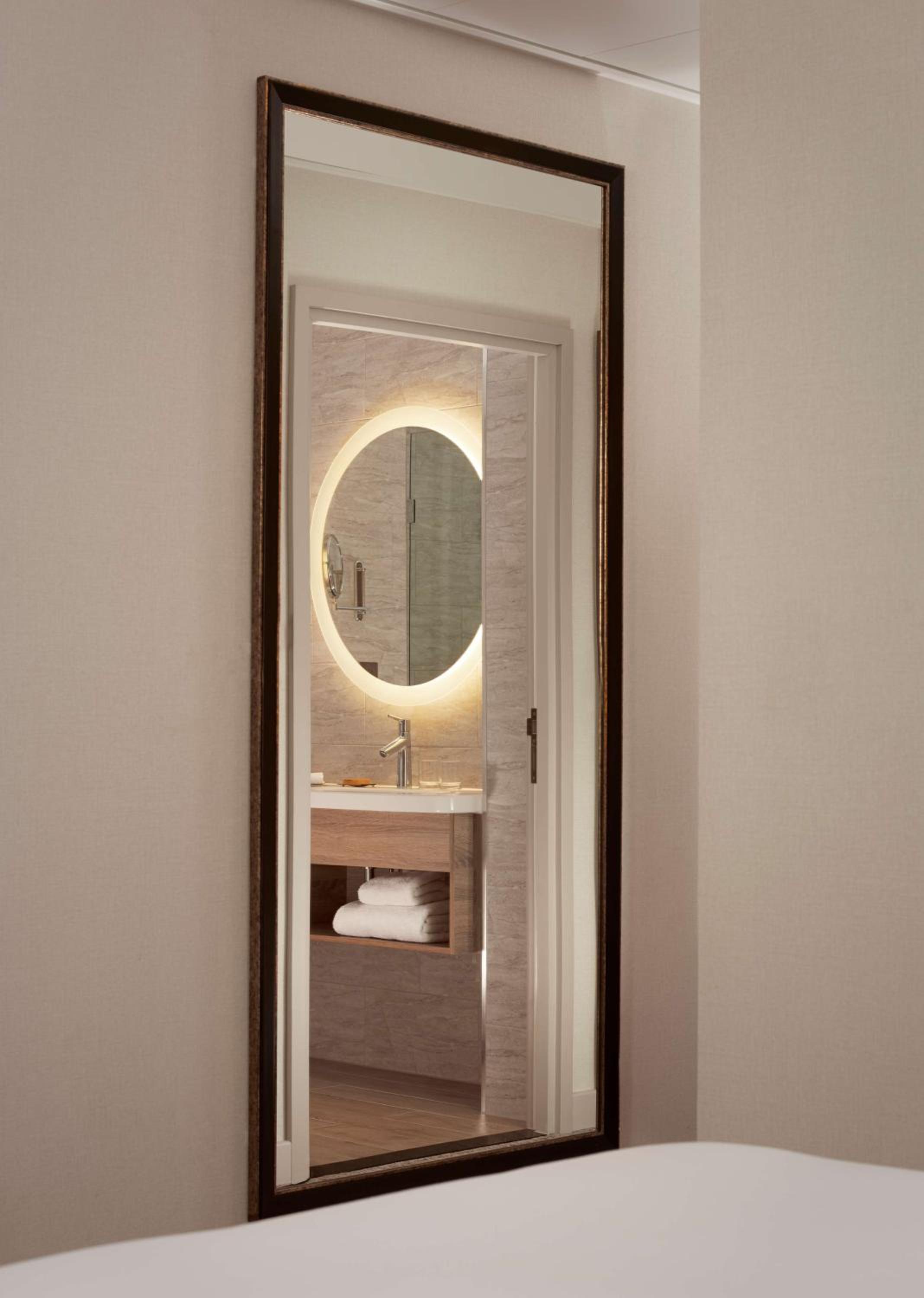 King Room - Mobility Accessible  - Photo 3