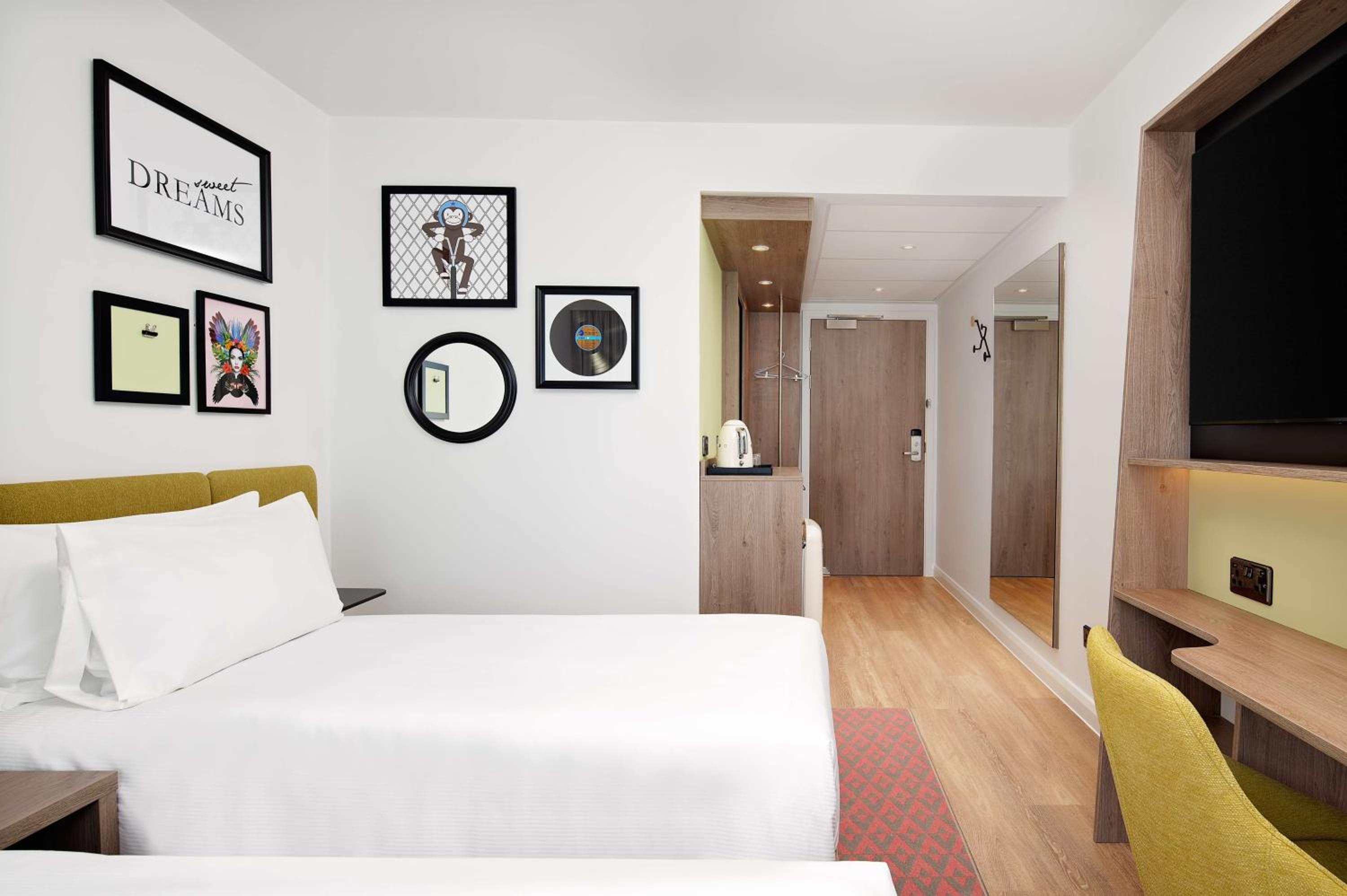 Twin Room - Photo 9