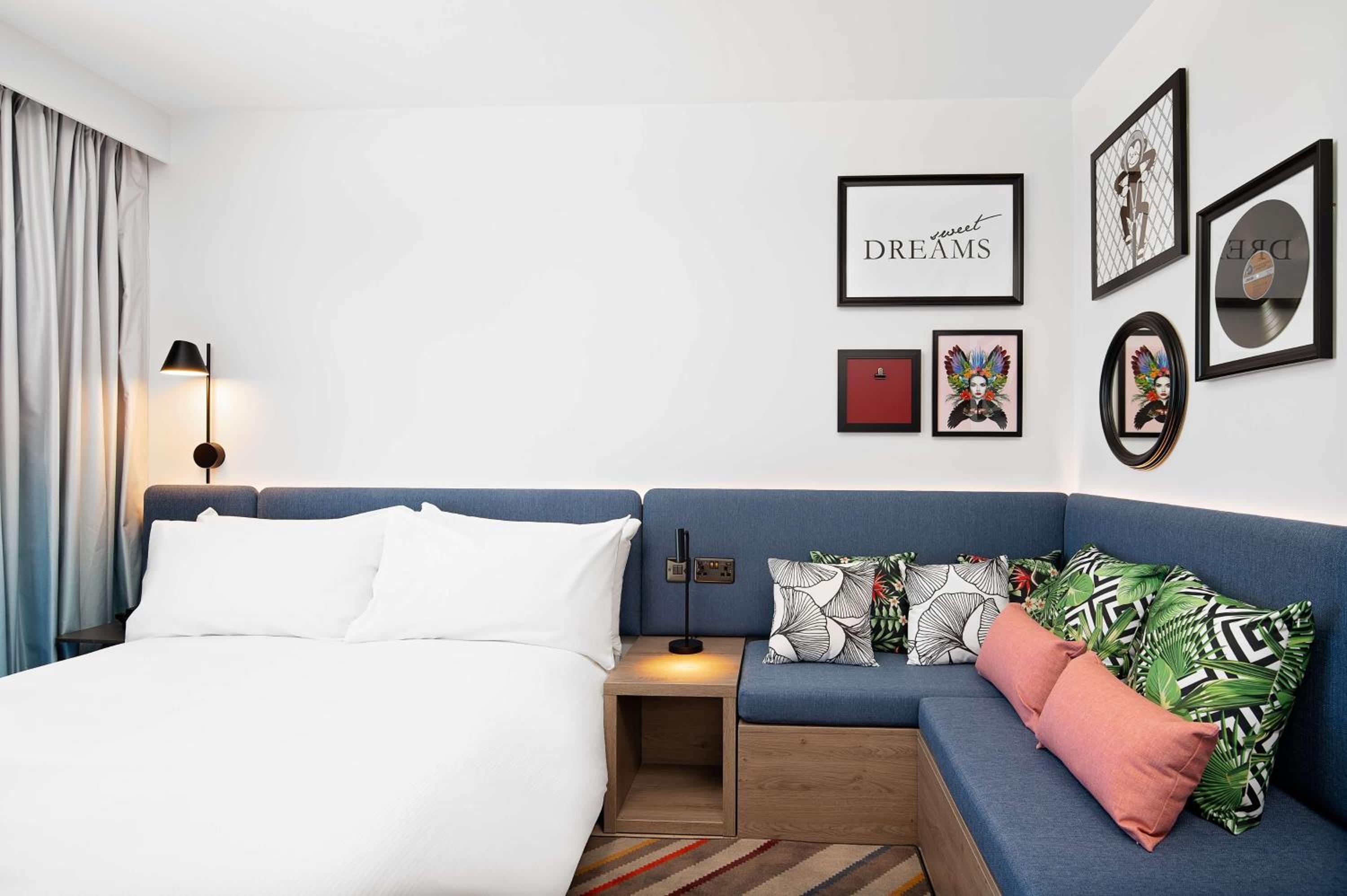 Queen Room with Sofa Bed - Photo 20
