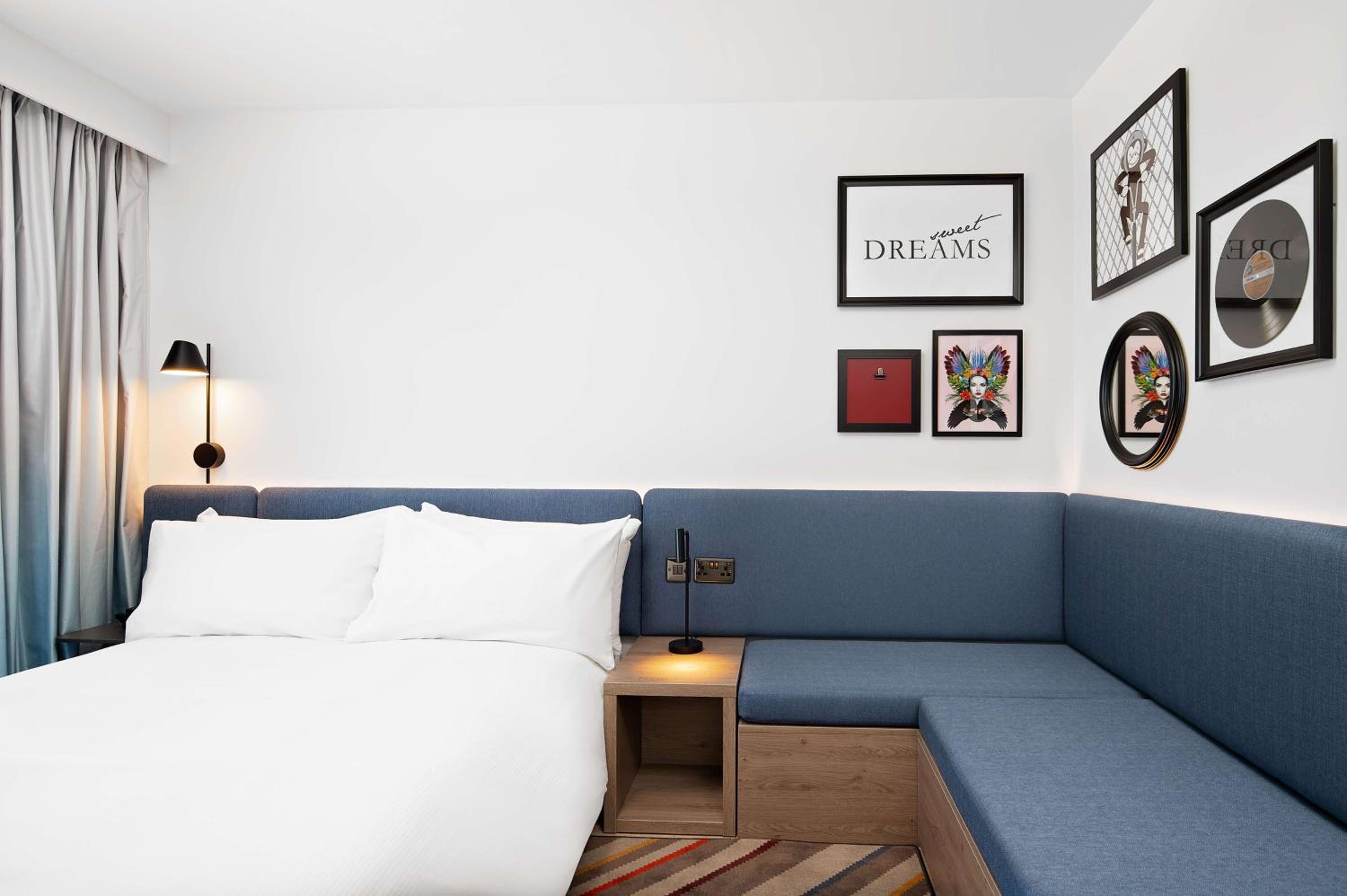 Queen Room with Sofa Bed - Photo 3