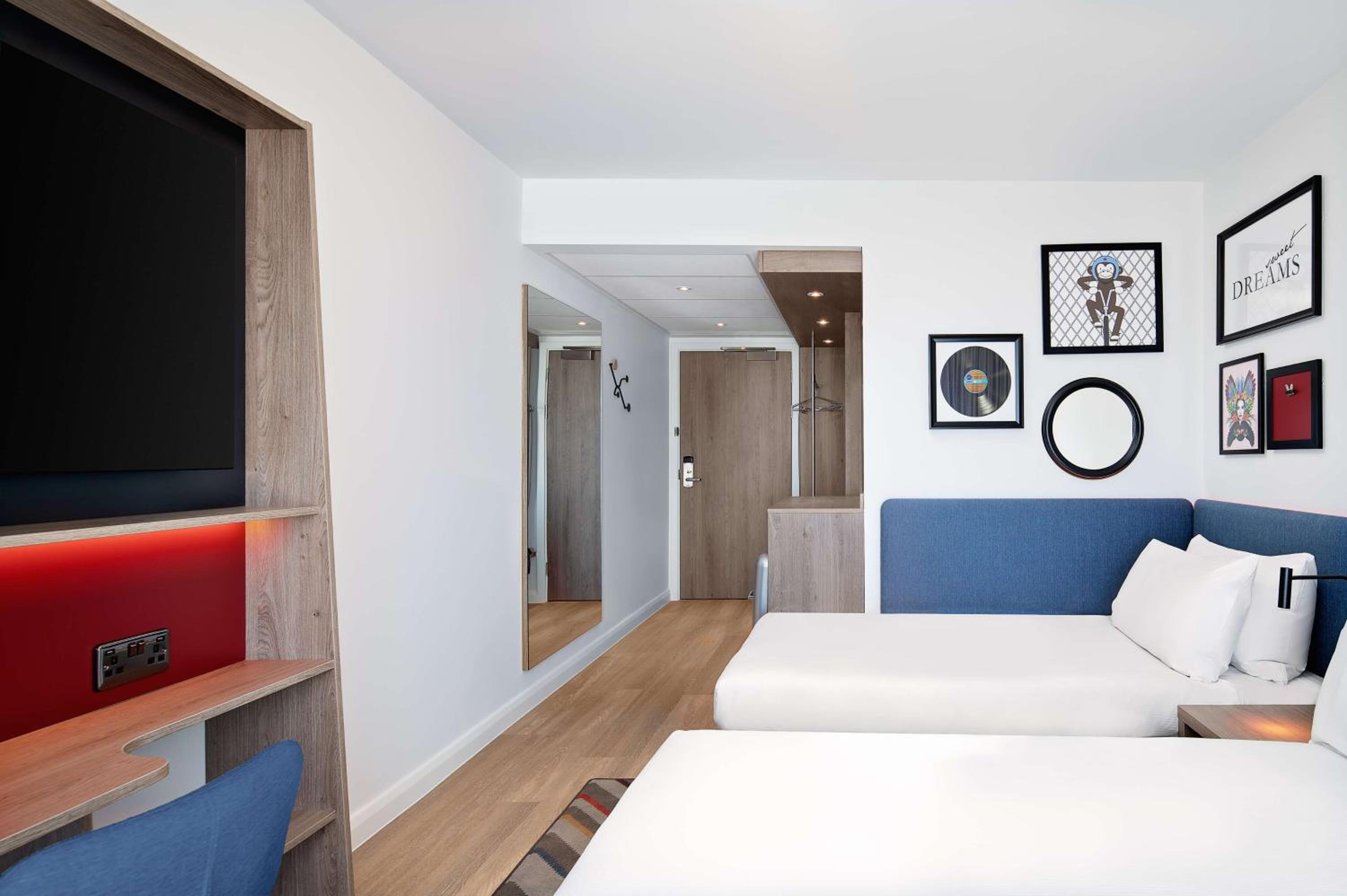 Queen Room with Sofa Bed - Photo 7
