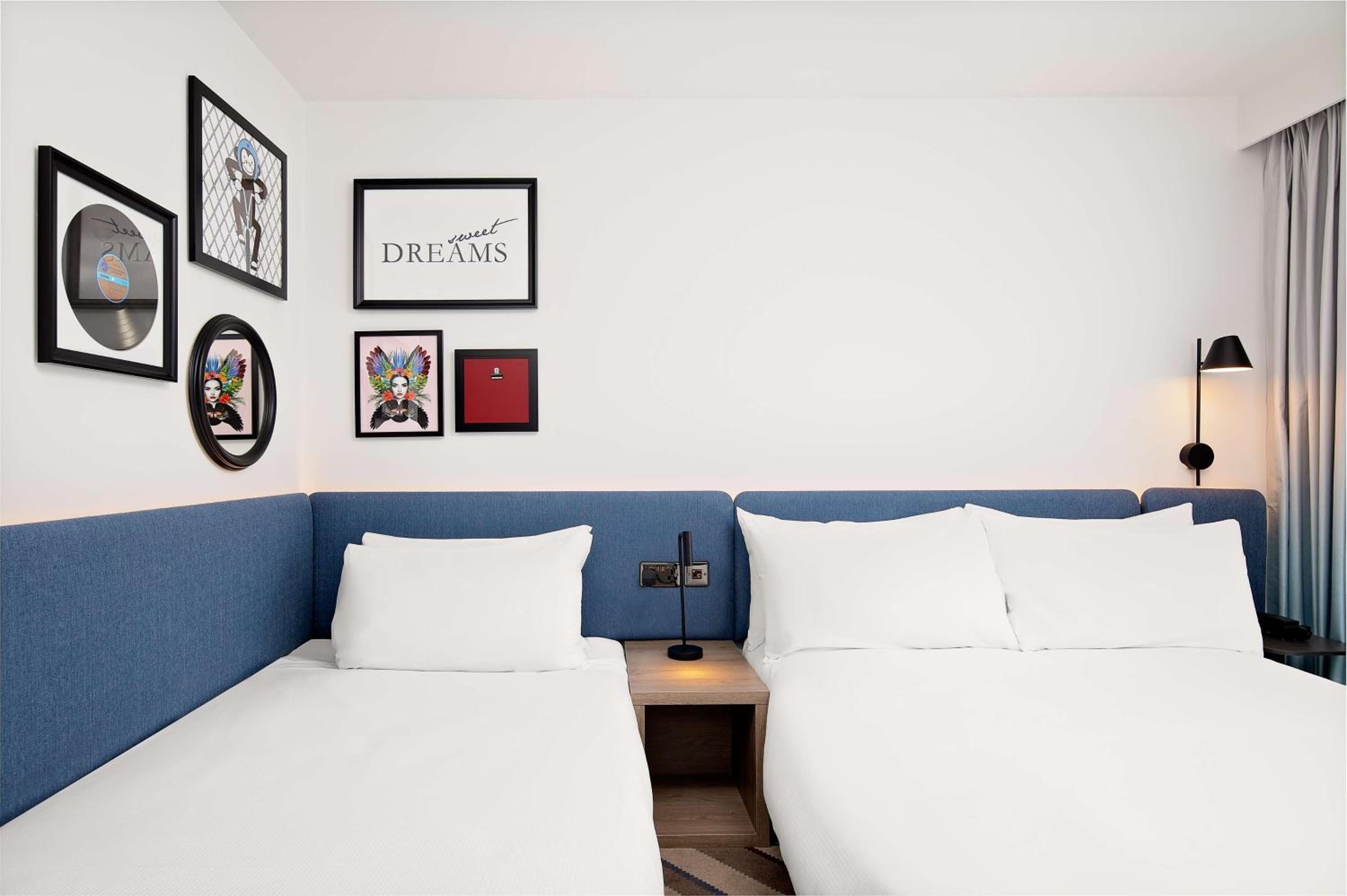 Queen Room with Sofa Bed - Photo 6