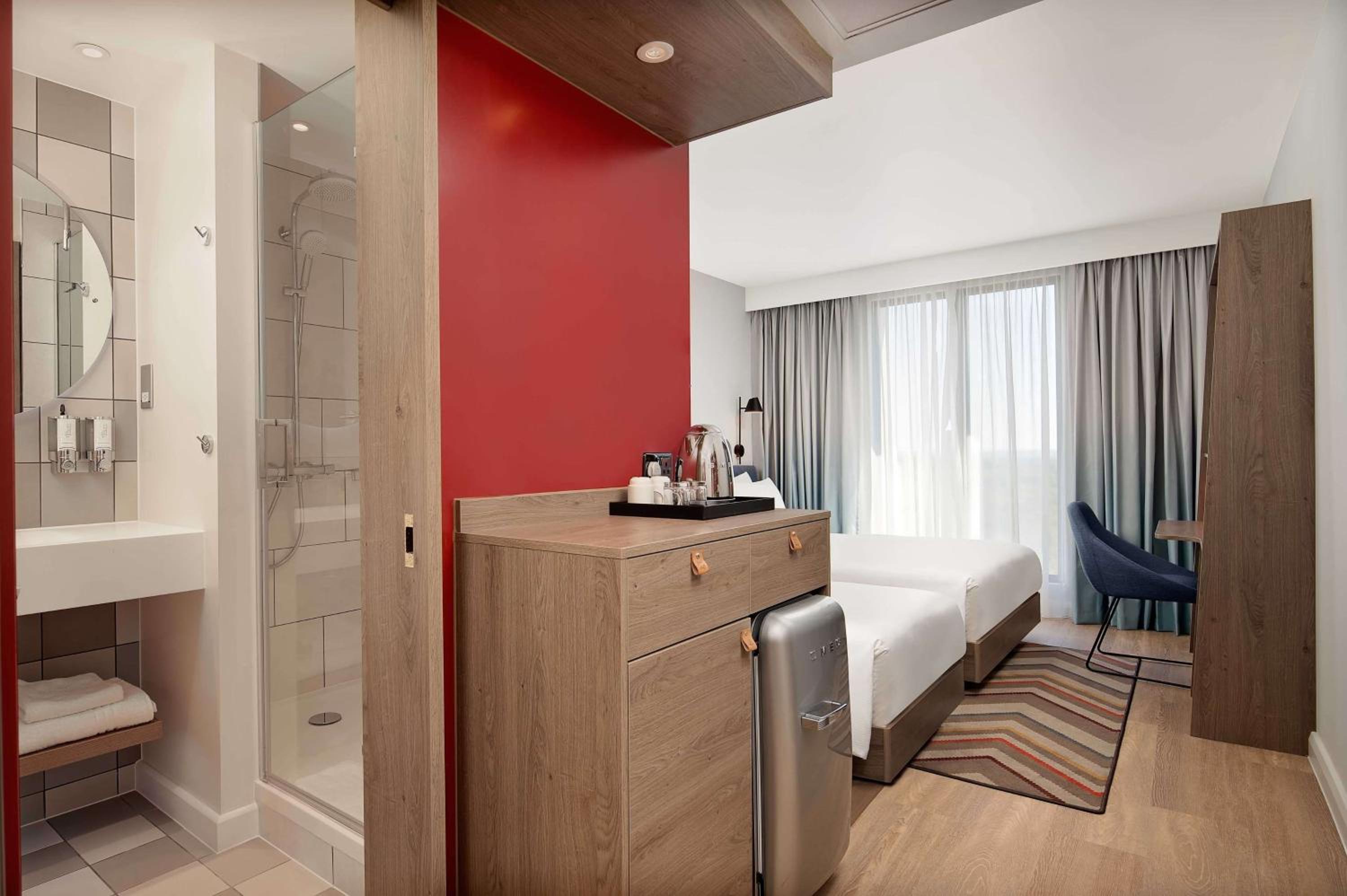 Queen Room with Sofa Bed - Photo 8