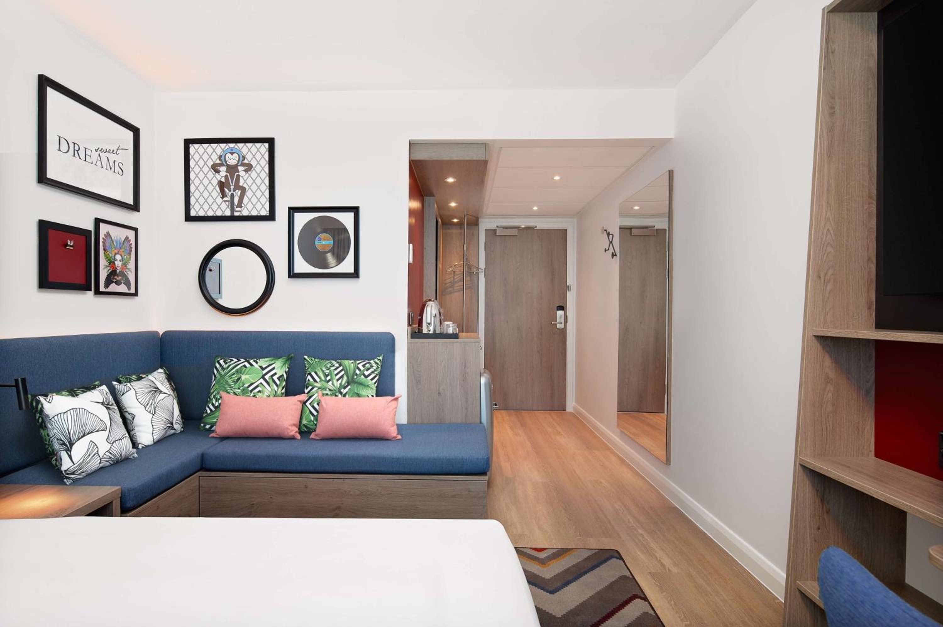 Queen Room with Sofa Bed - Photo 15