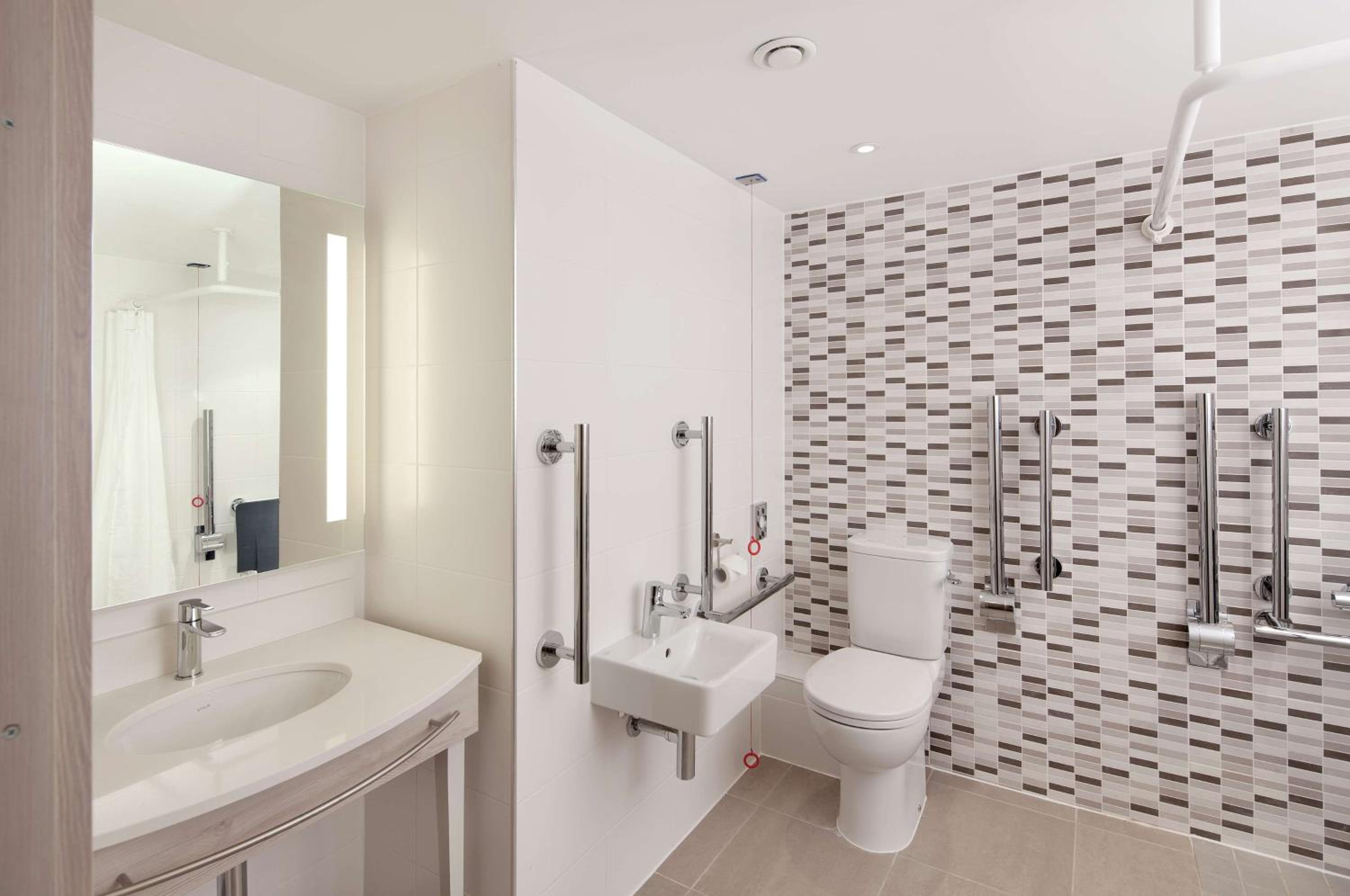 Queen Room - Accessible - Photo 6