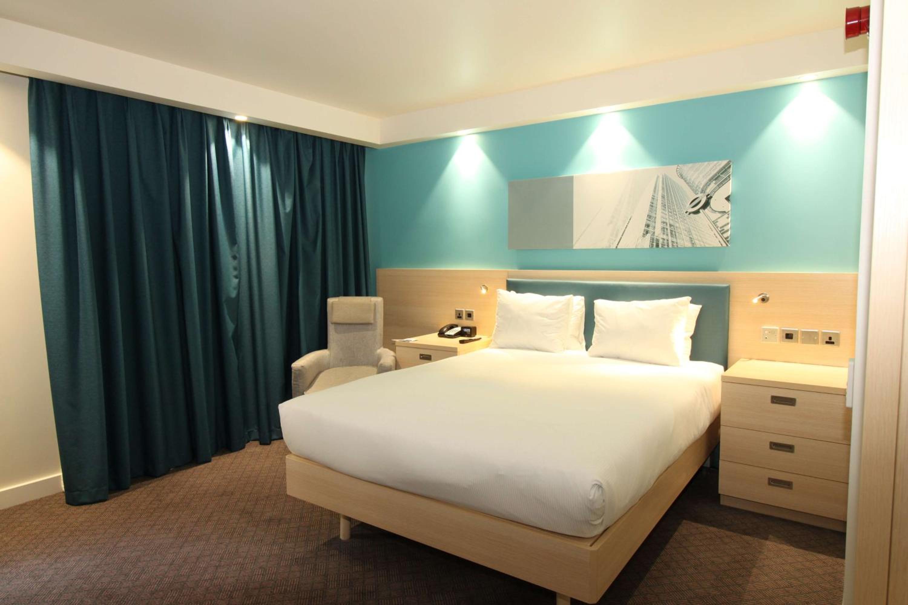 Corner Queen Room photo 3