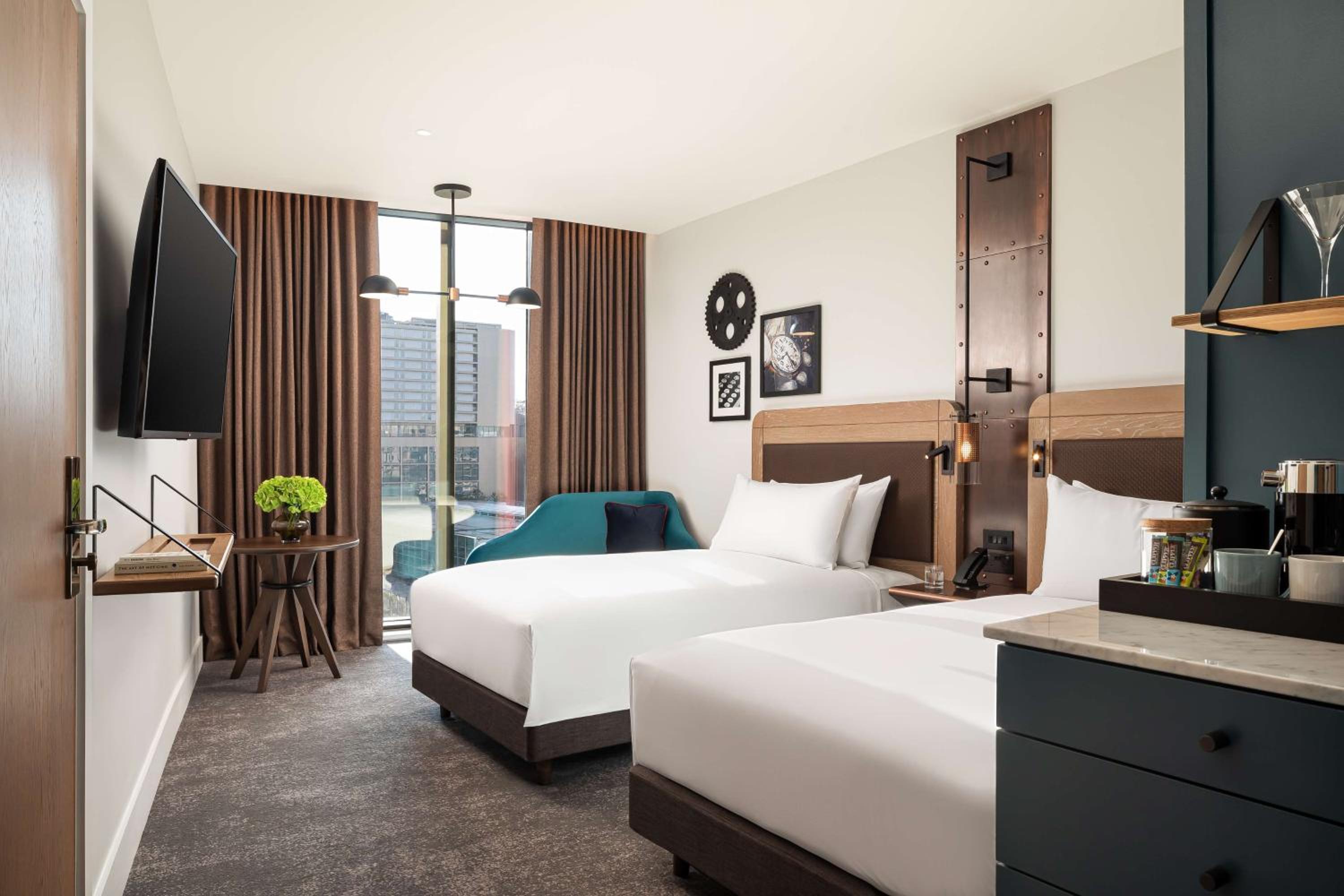 Deluxe Twin Room thumbnail 6