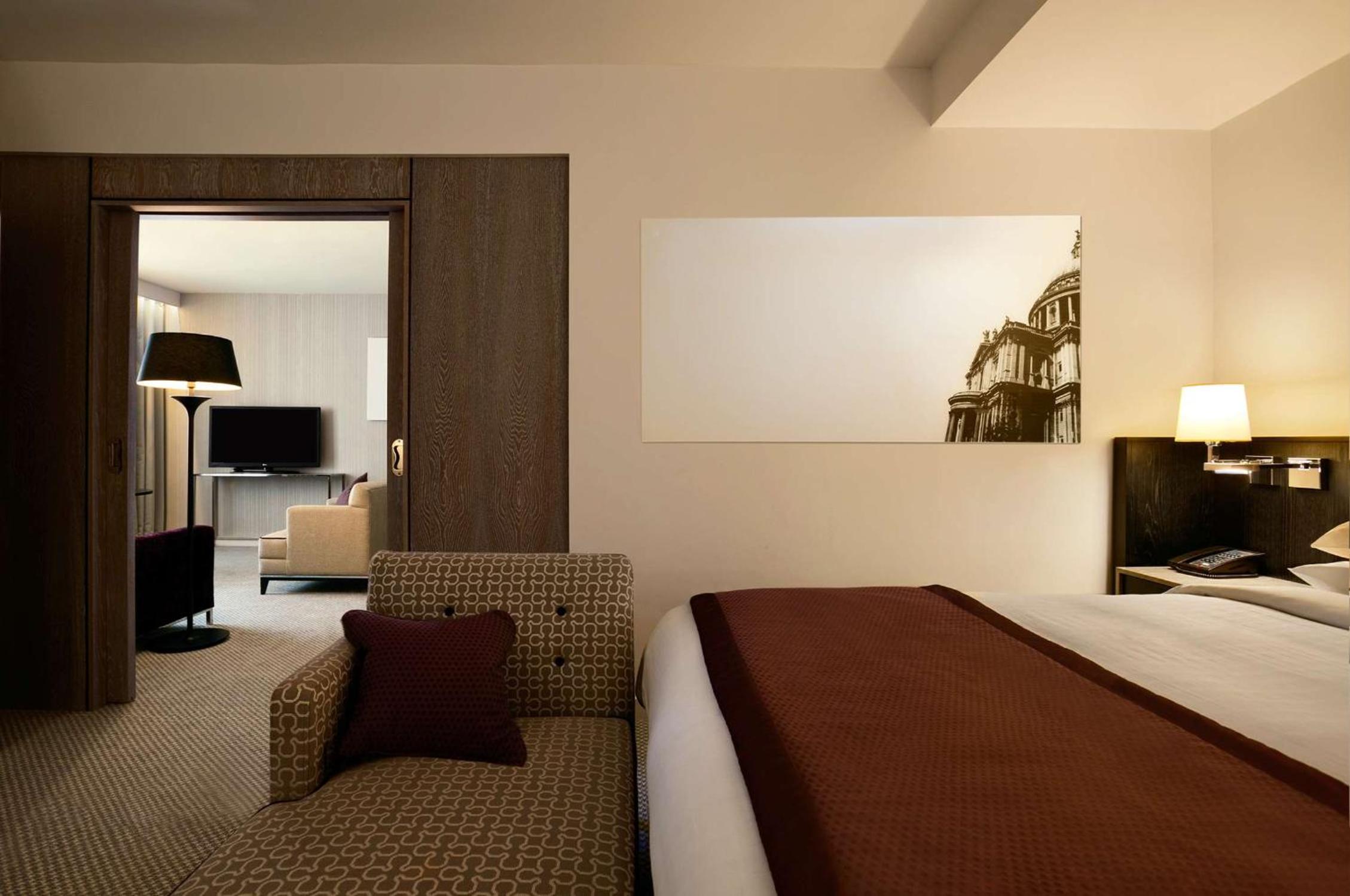 Executive King Suite with Lounge Access thumbnail 5