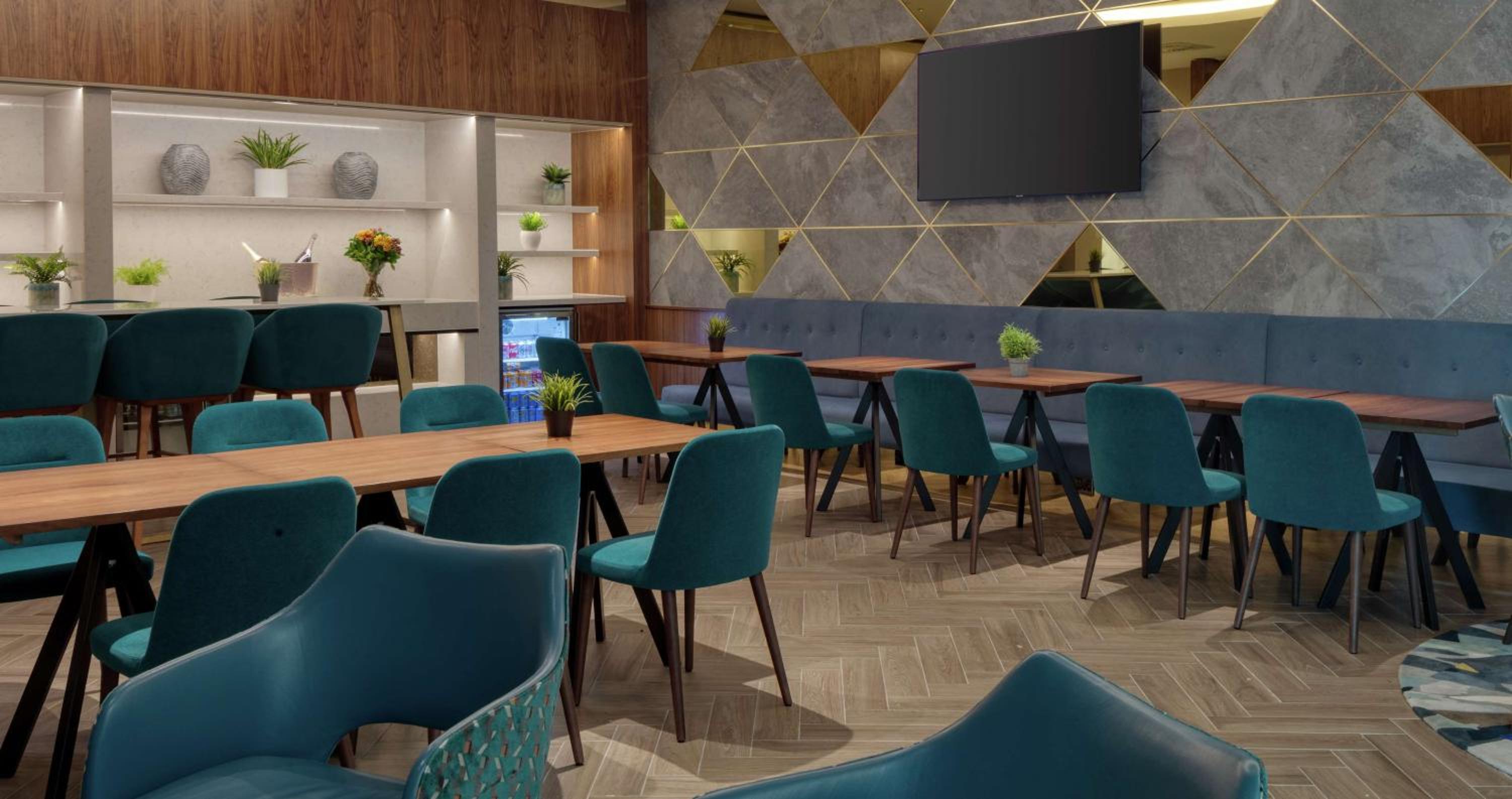 Executive King Suite with Lounge Access thumbnail 6