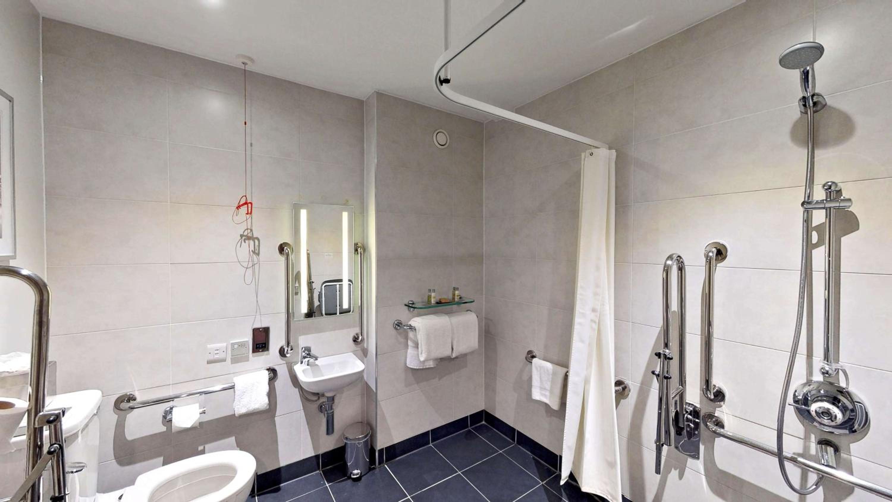 Queen Room - Mobility Access thumbnail 5