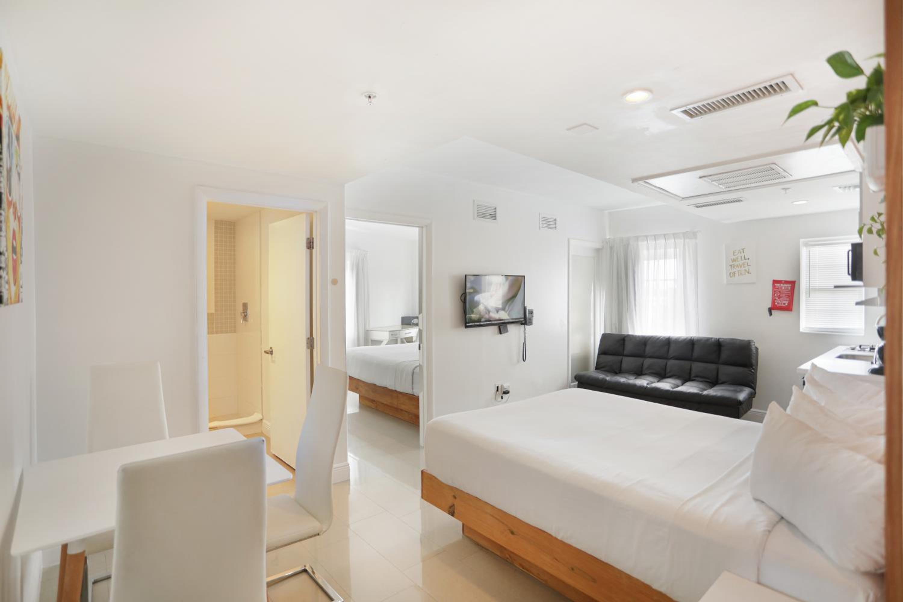 Deluxe Corner Two Bedroom Suite with Kitchen thumbnail 6