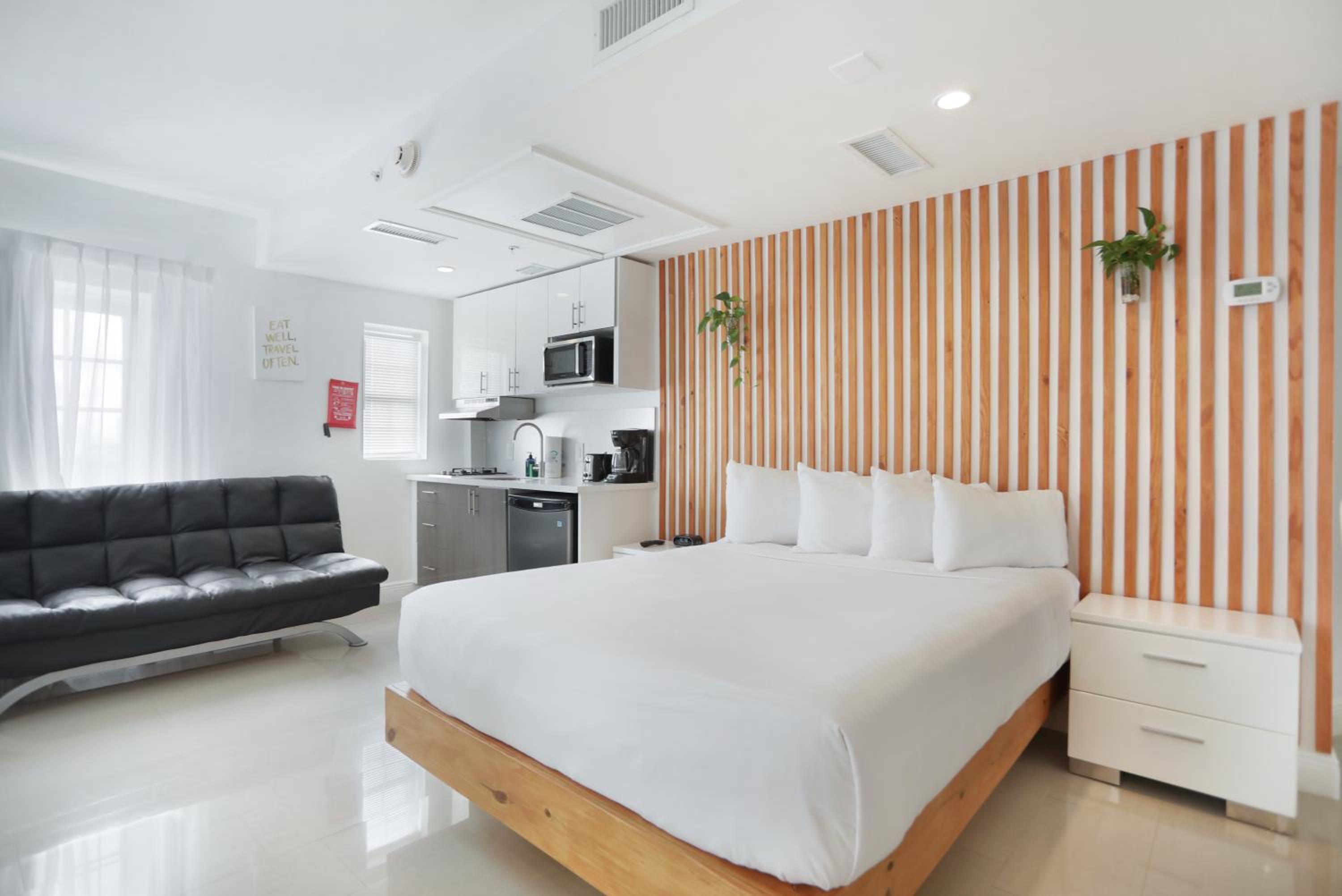 Deluxe Corner Two Bedroom Suite with Kitchen thumbnail 5