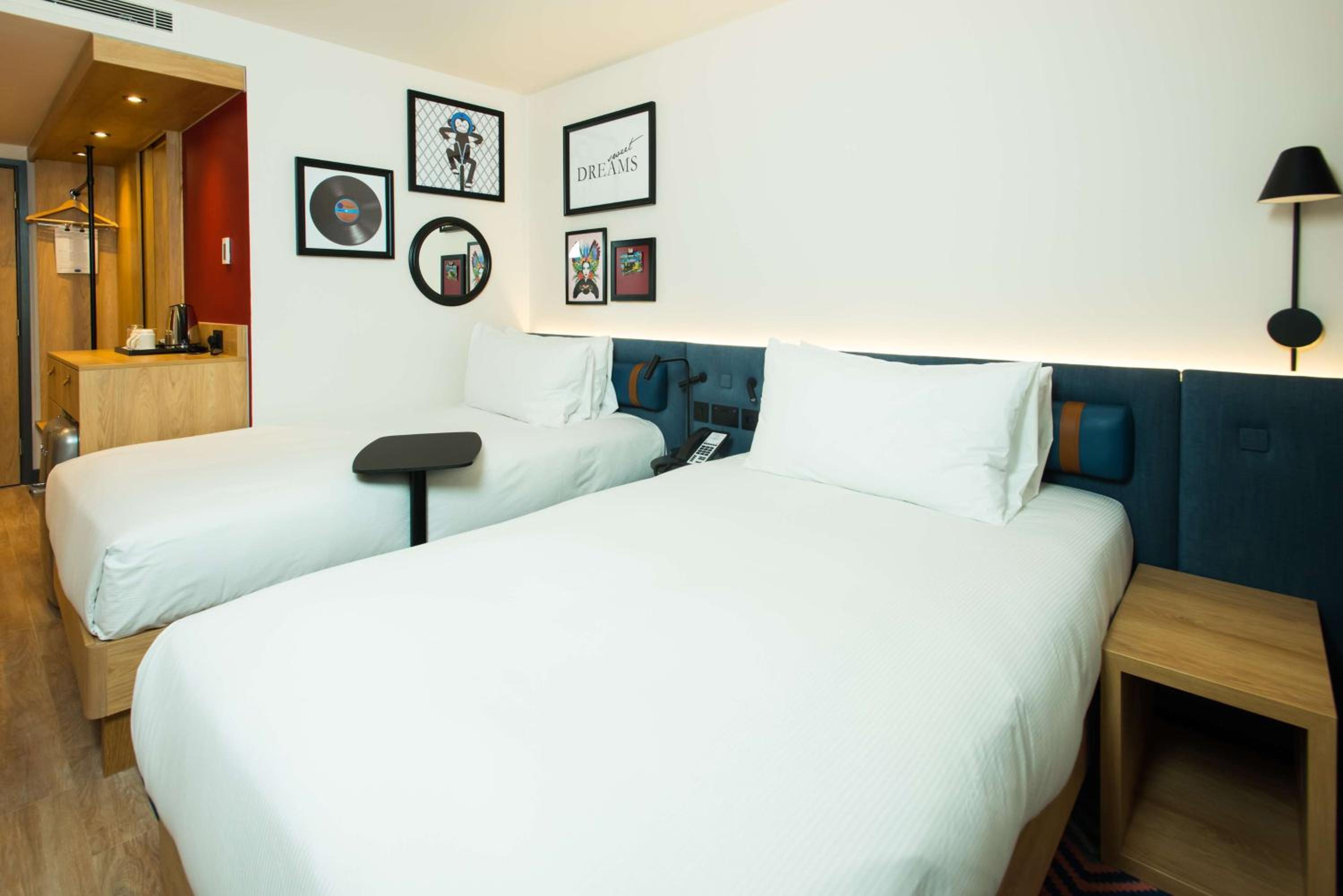 Twin Room thumbnail 5