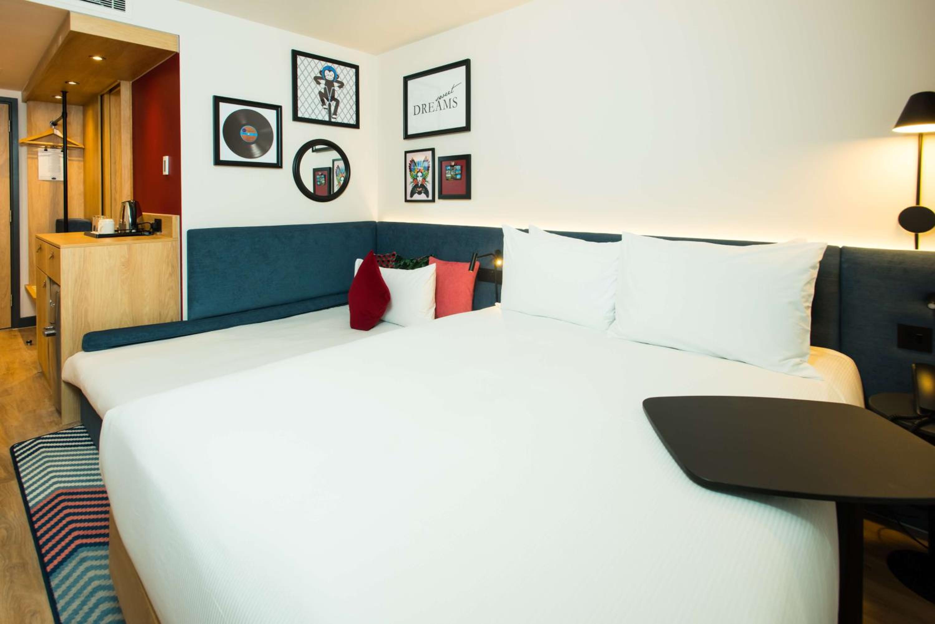 Queen Room with Sofa Bed thumbnail 6