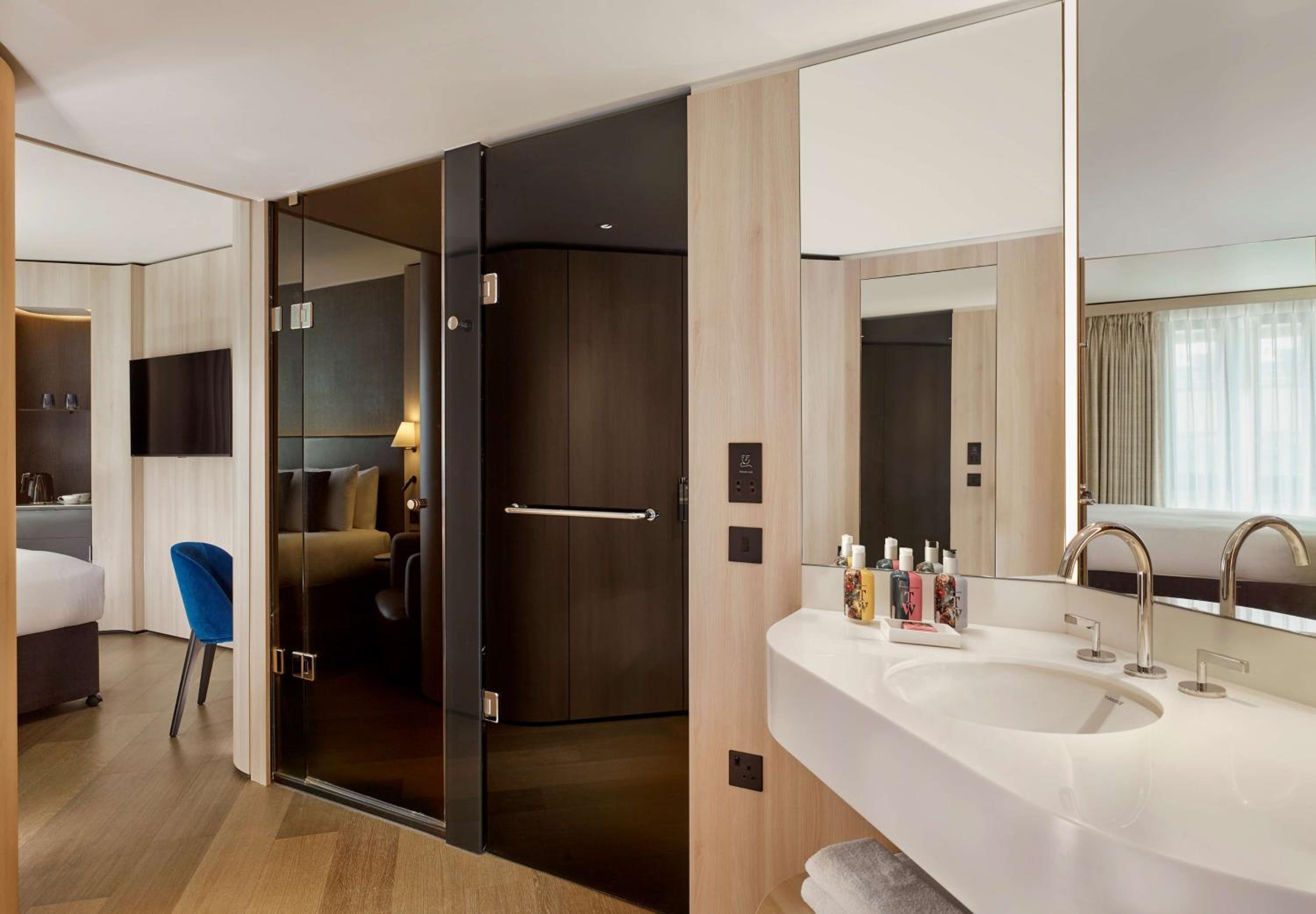 Premium Queen Room photo 3