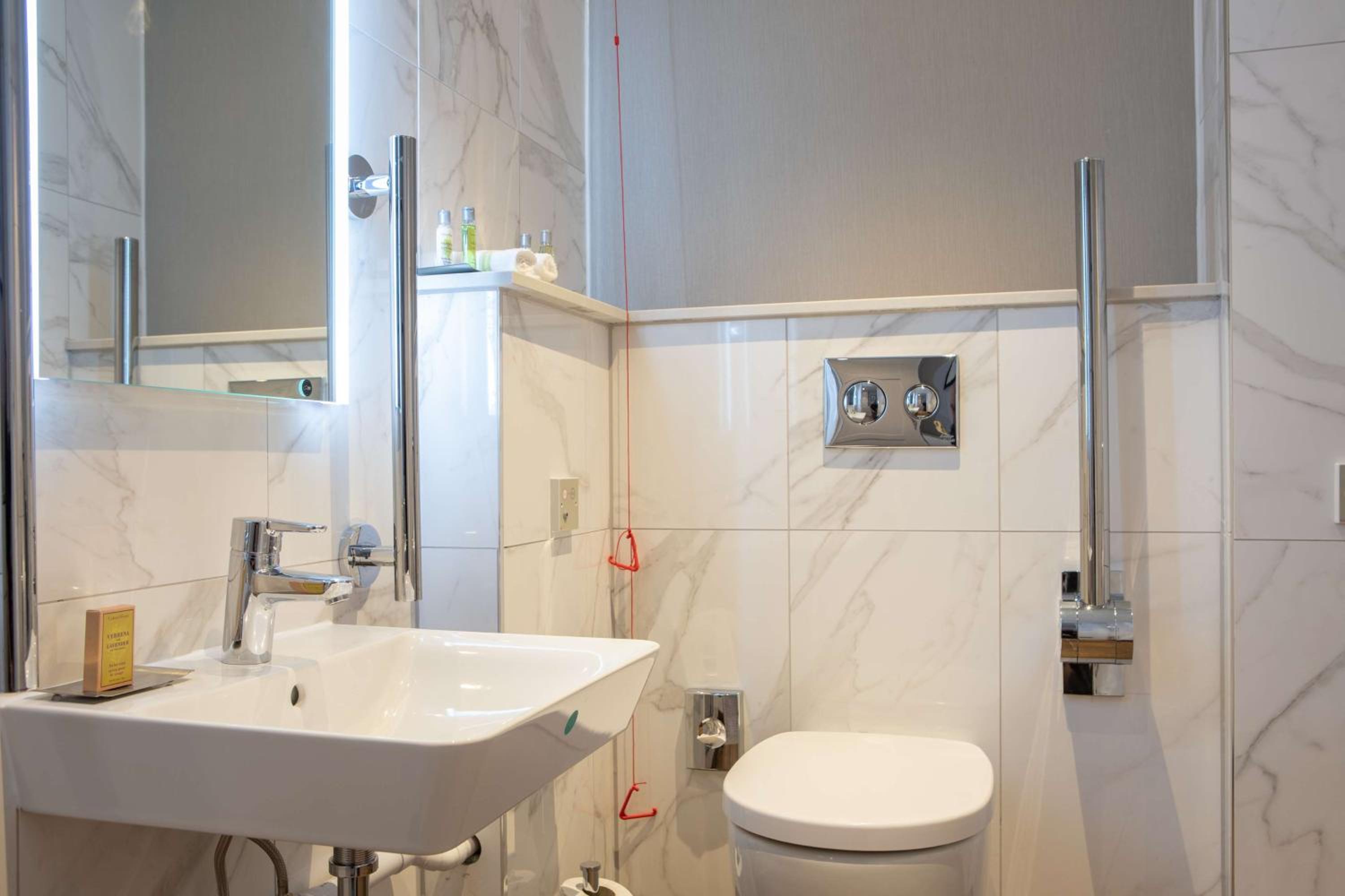 King Room - Mobility Accessible photo 2