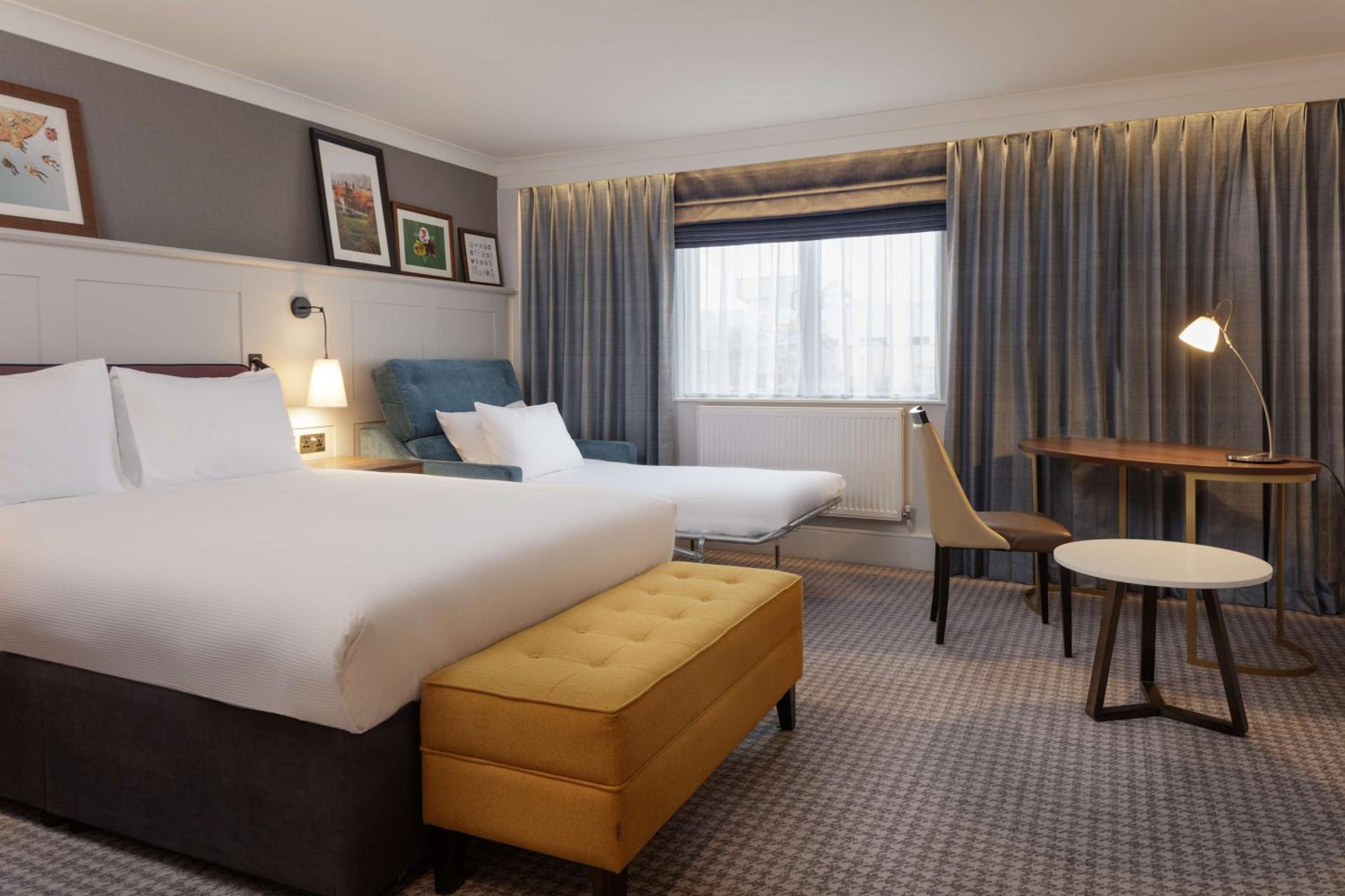 Deluxe Queen Room with Sofa Bed photo 2
