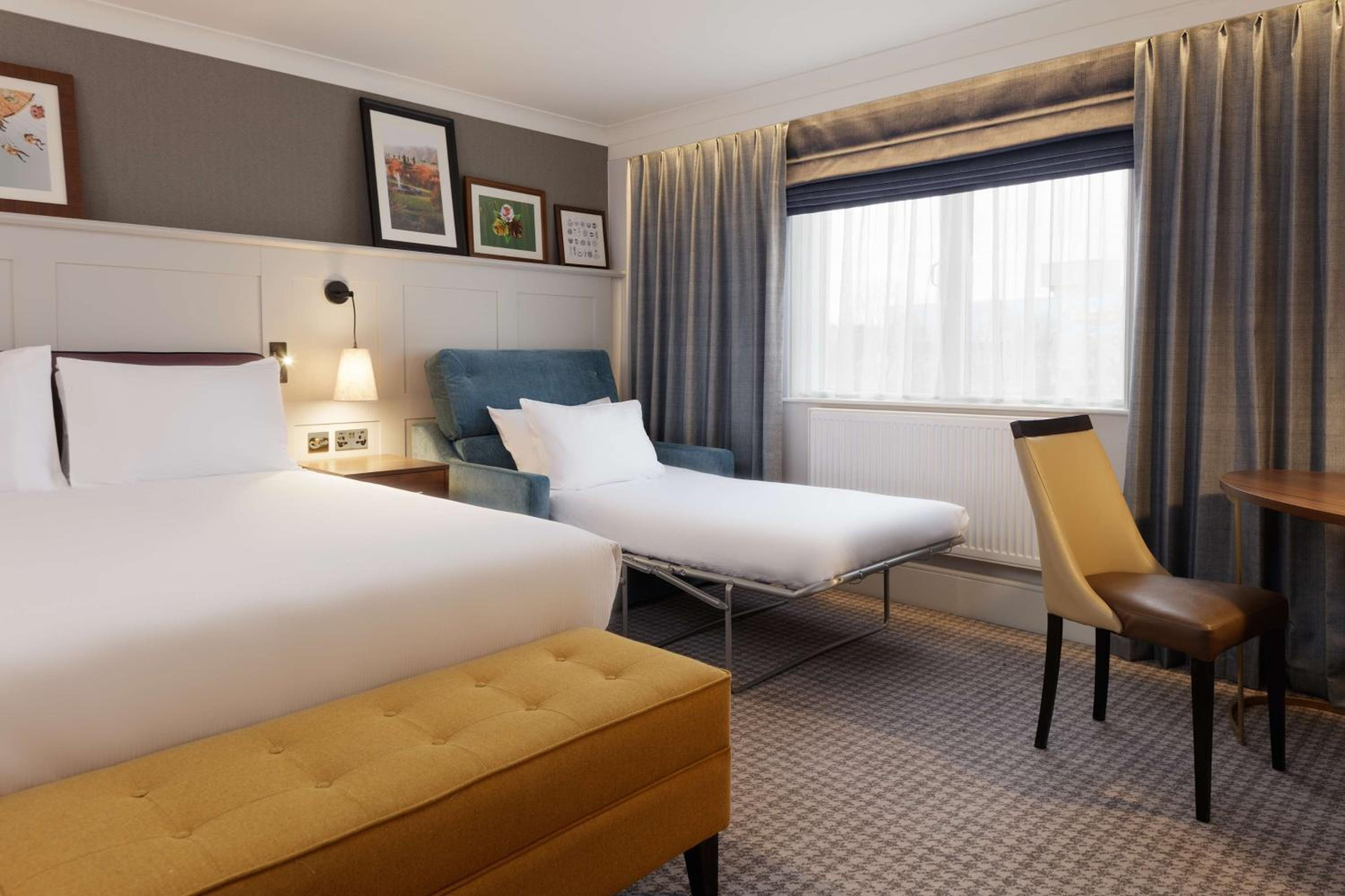 Deluxe Queen Room with Sofa Bed photo 3