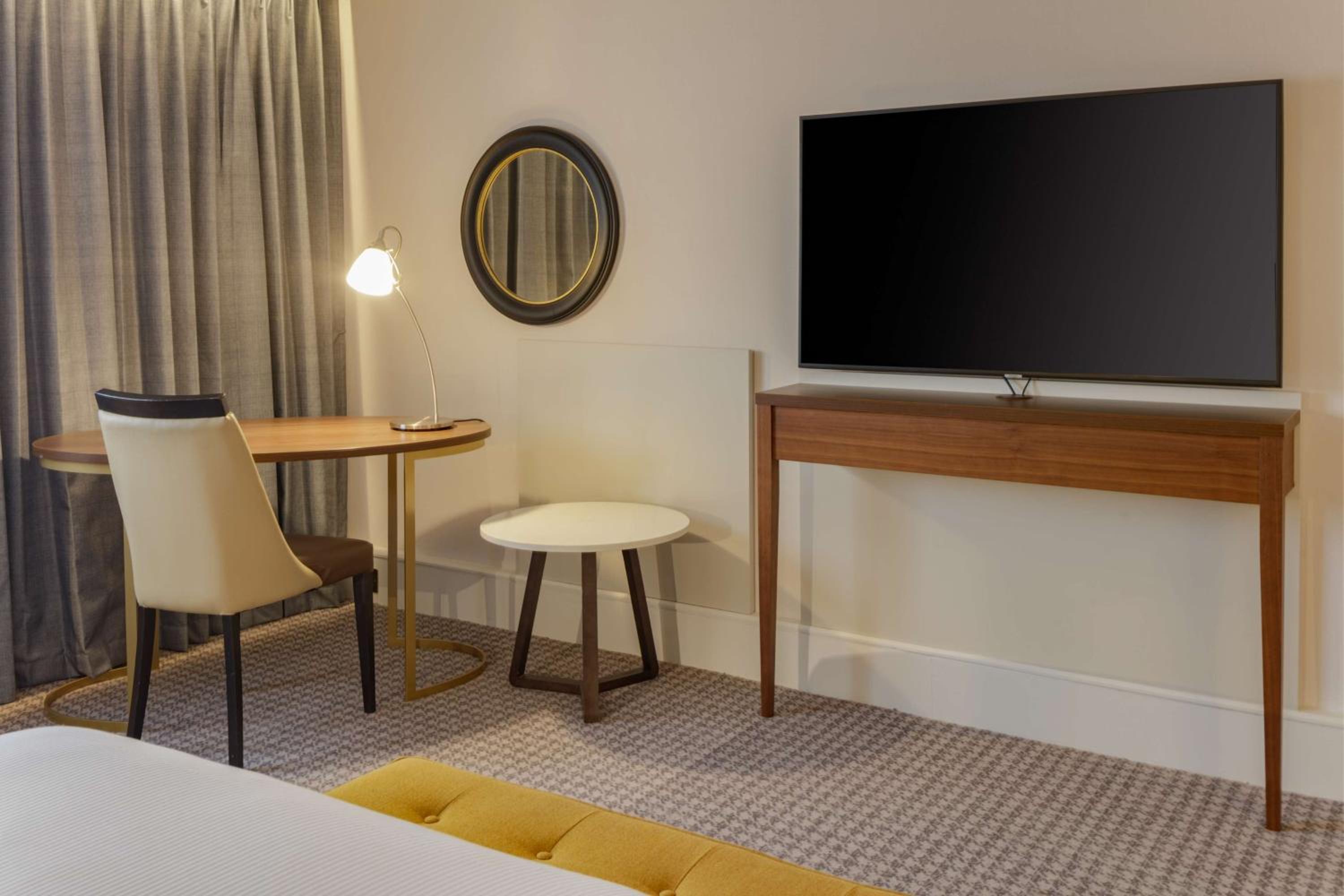Deluxe Queen Room with Sofa Bed photo 2