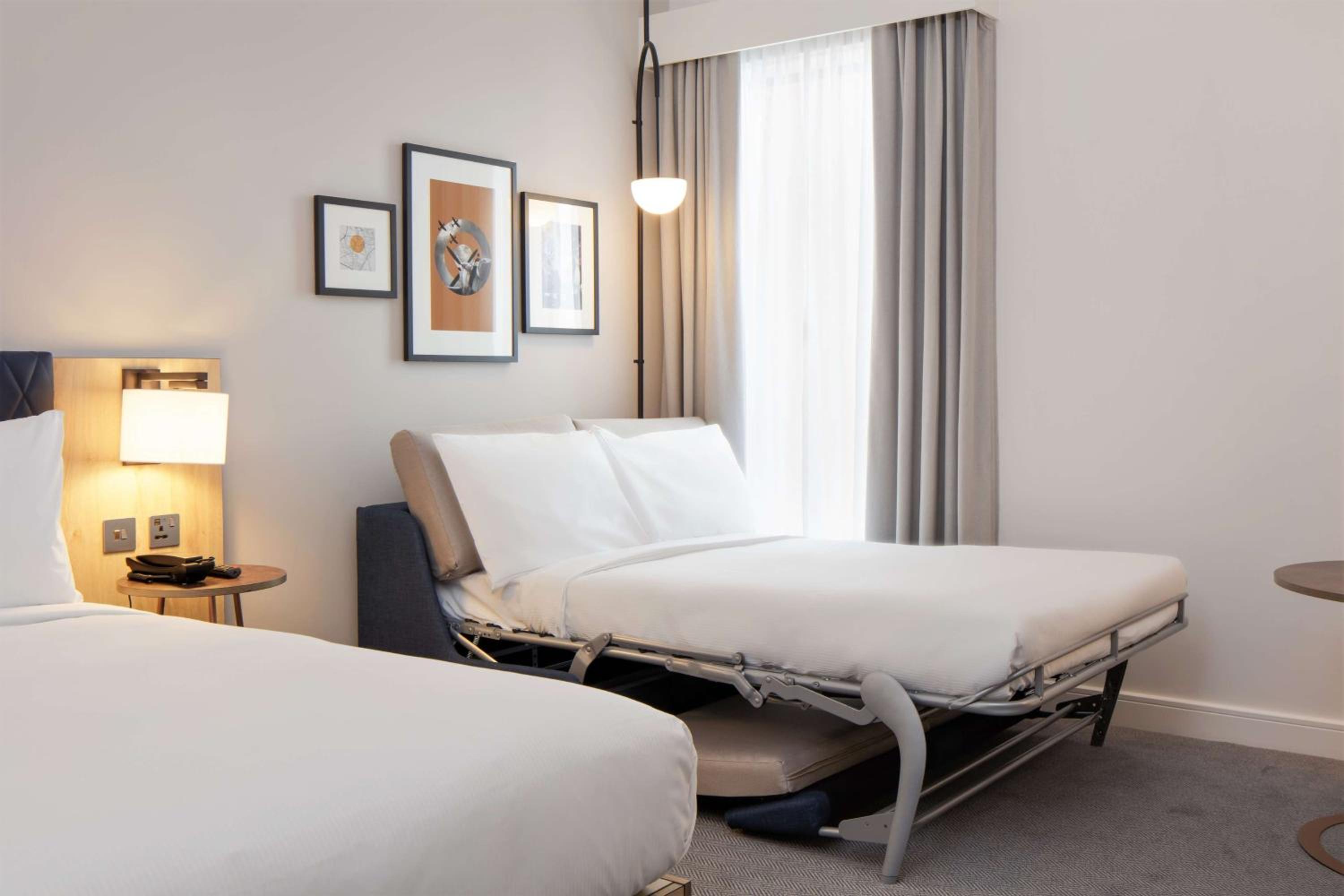Queen Room with Sofa Bed photo 1