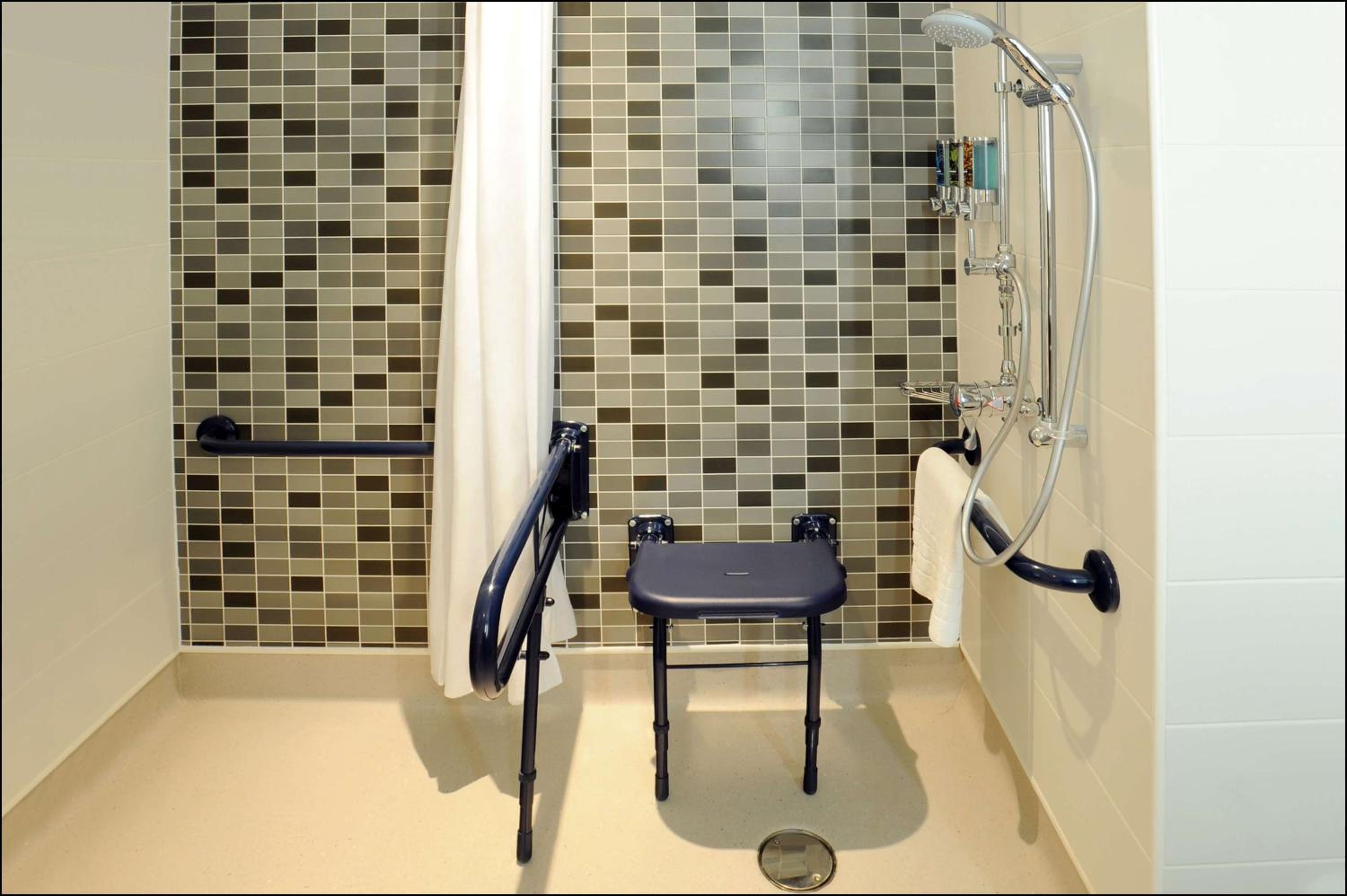 Queen Room - Accessible photo 3