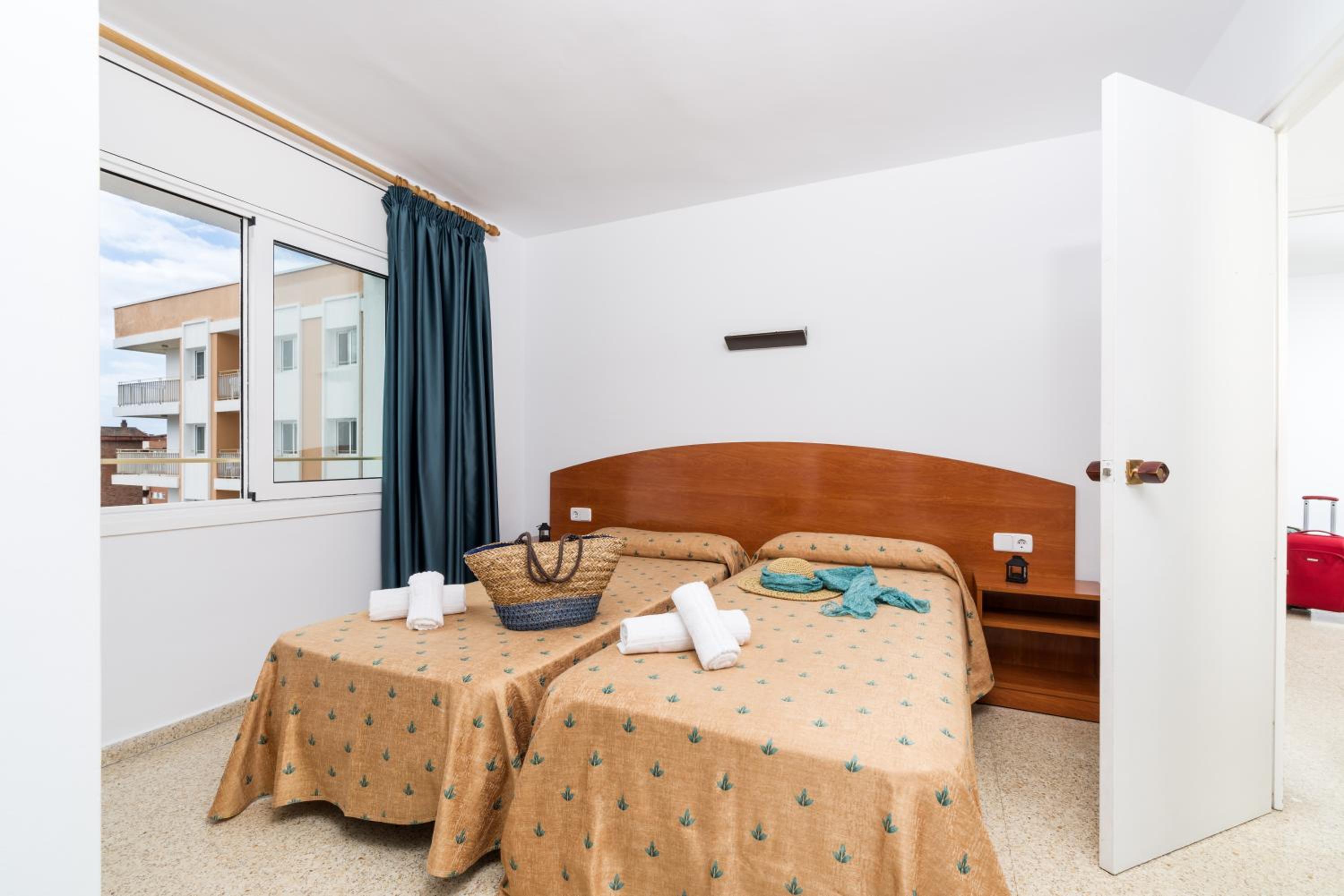 Two-Bedroom Apartment with Balcony (4-6 Adults) - Photo 1