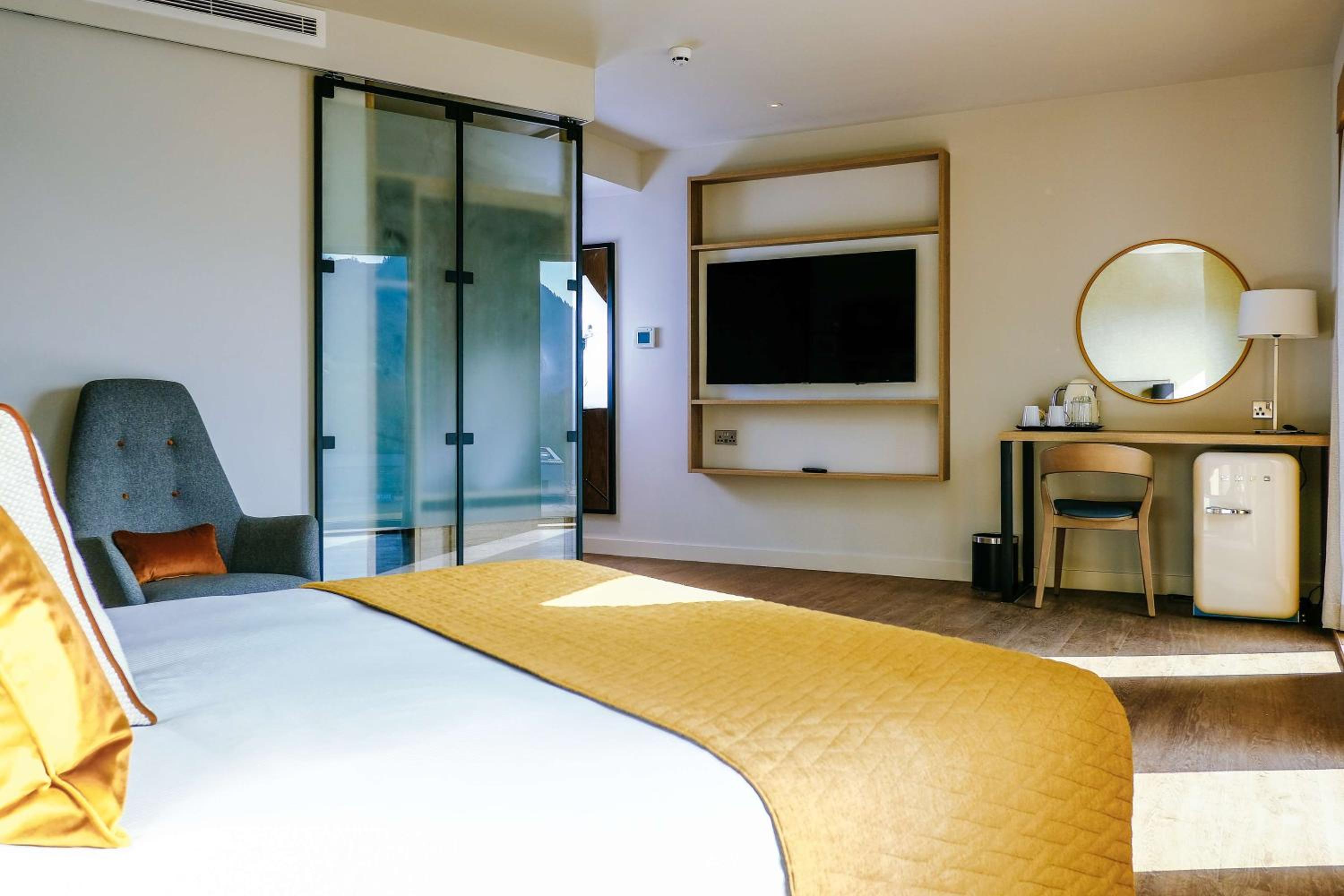 Queen Room - Mobility Accessible photo 3