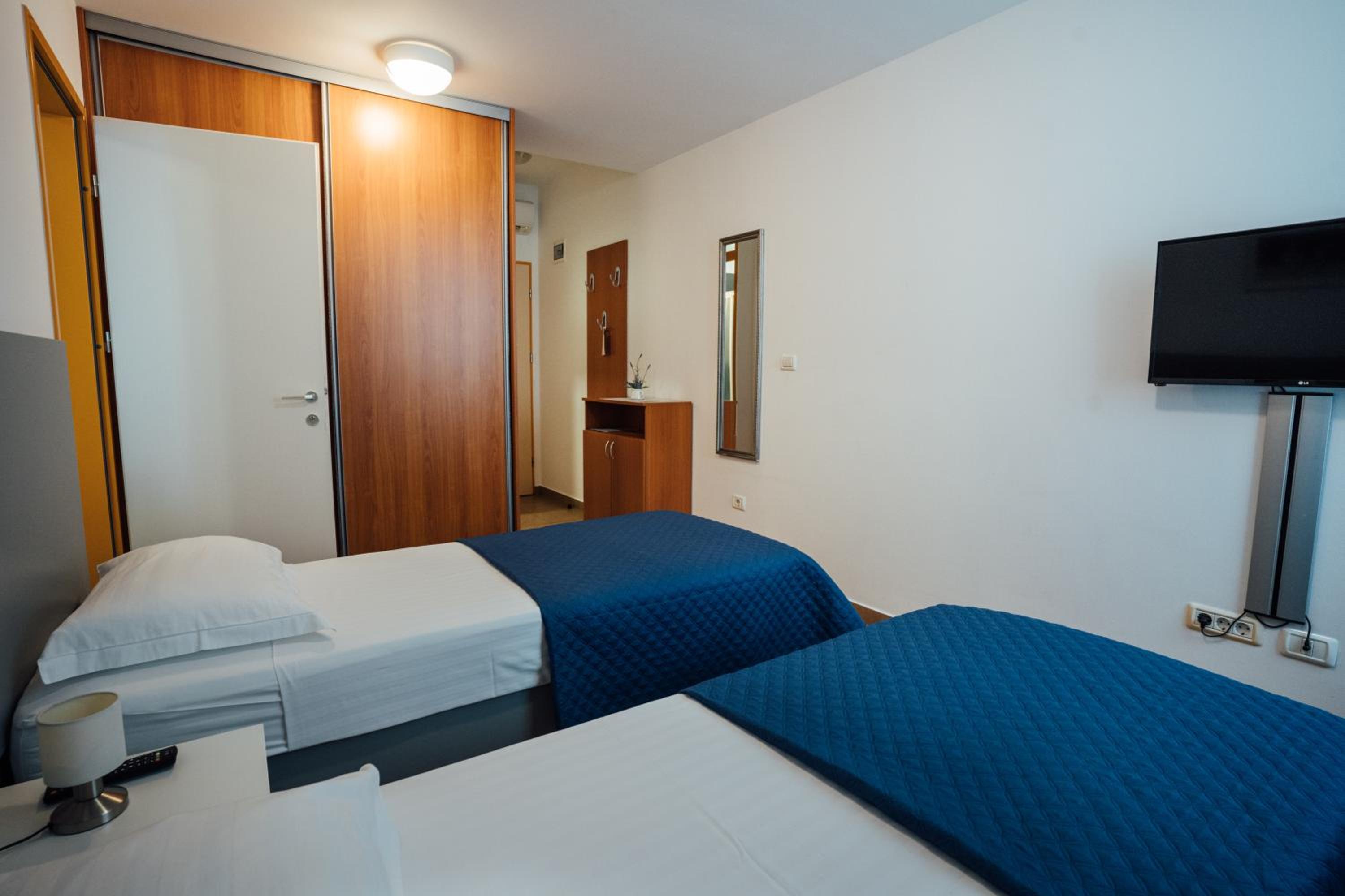 Standard Double Room - Photo 2
