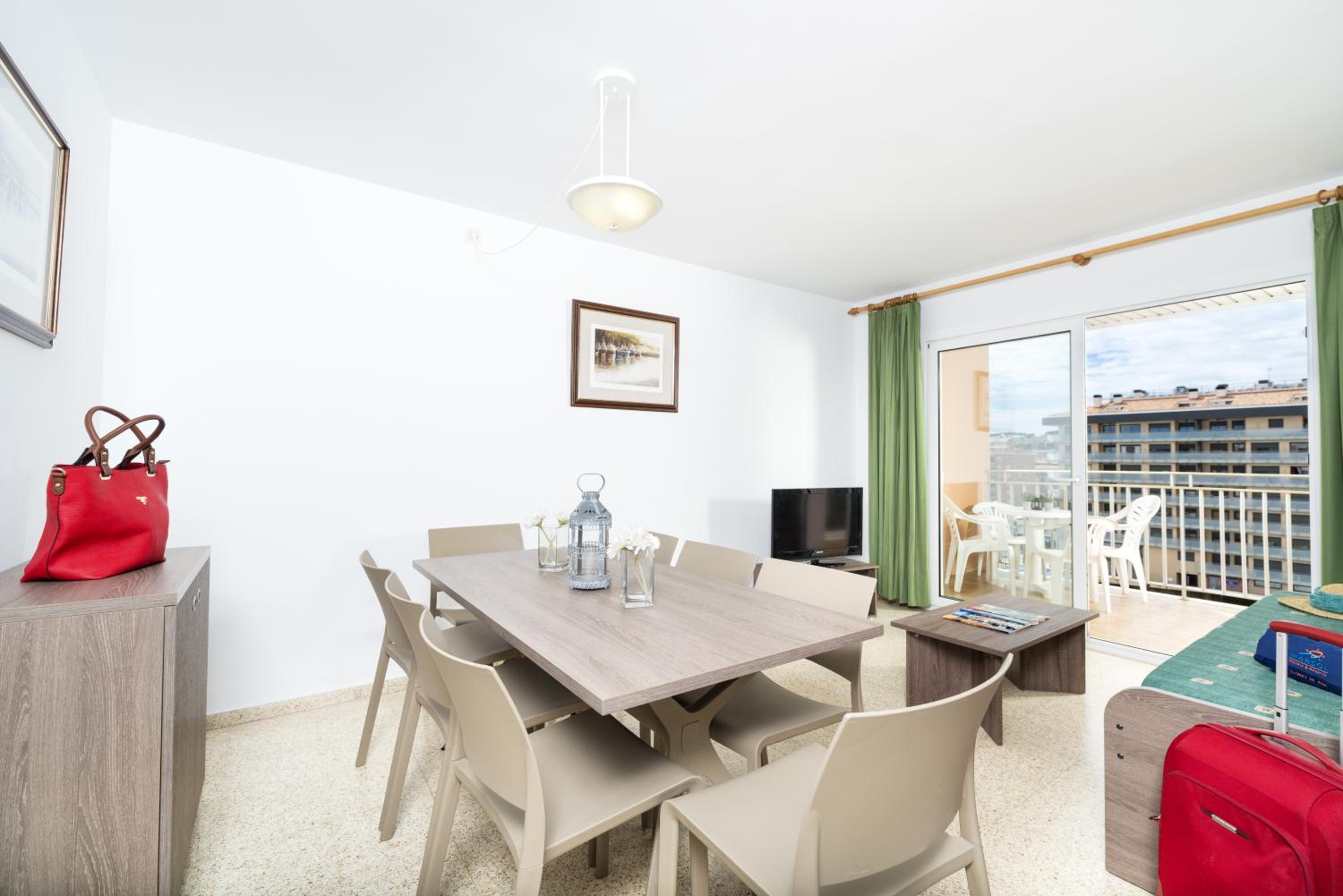 Three-Bedroom Apartment with Balcony (6-8 Adults) - Photo 6