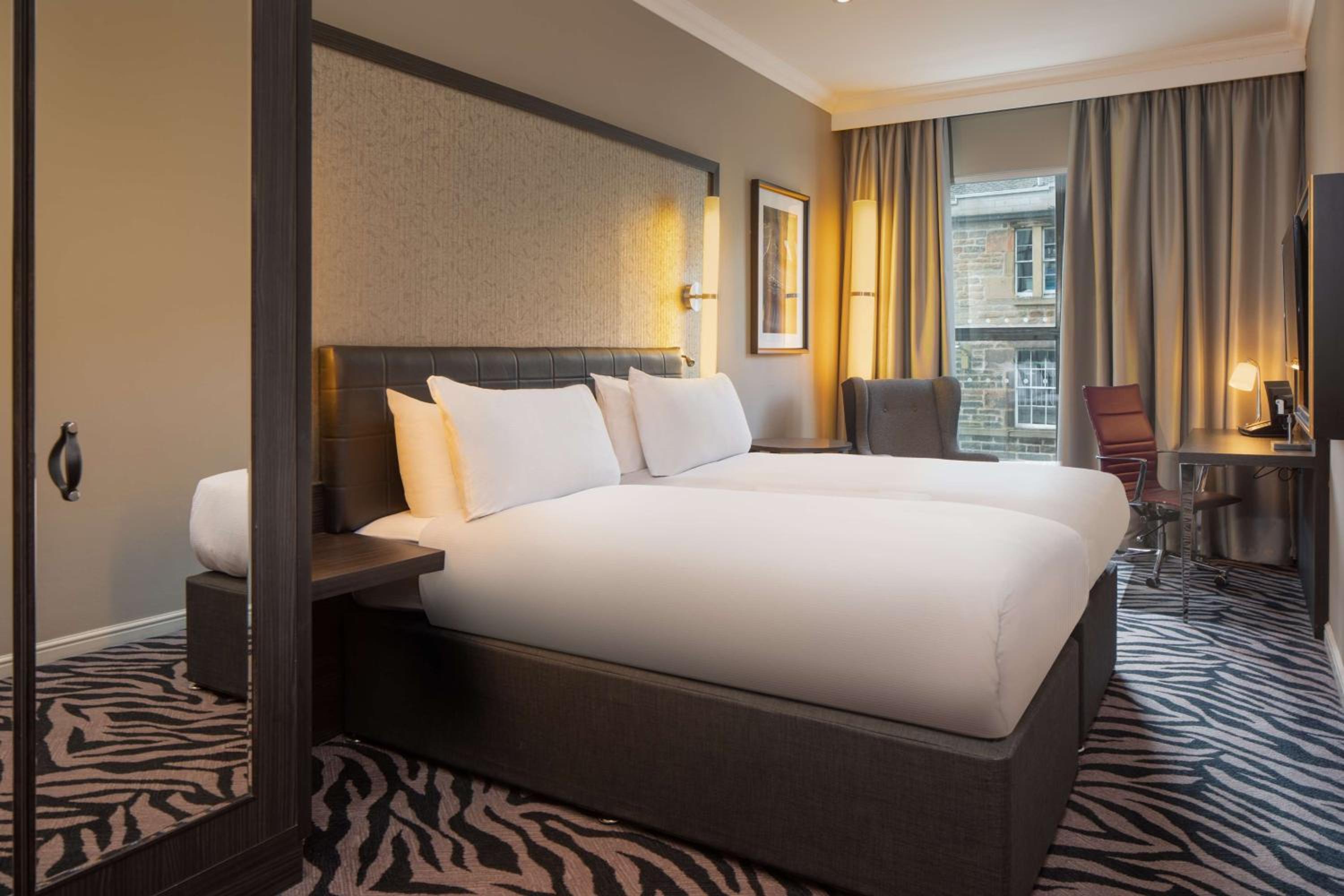 Twin Guest Room with two Single Beds thumbnail 5