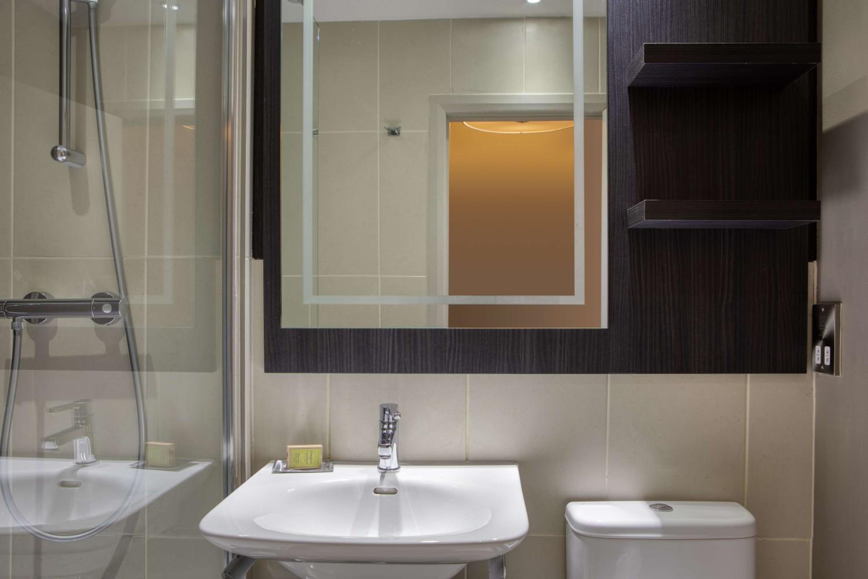 Twin Guest Room with two Single Beds