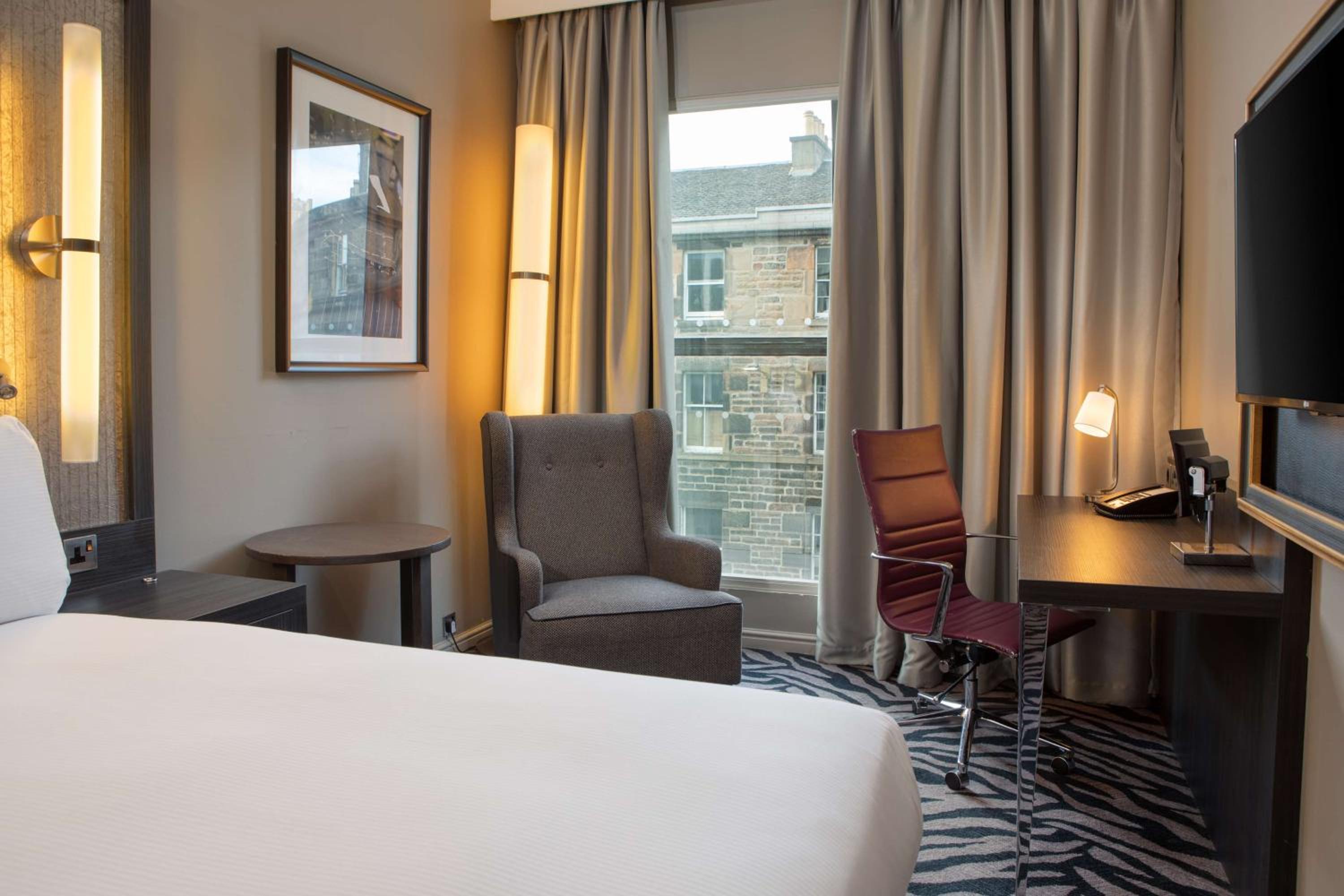 Twin Guest Room with two Single Beds thumbnail 6