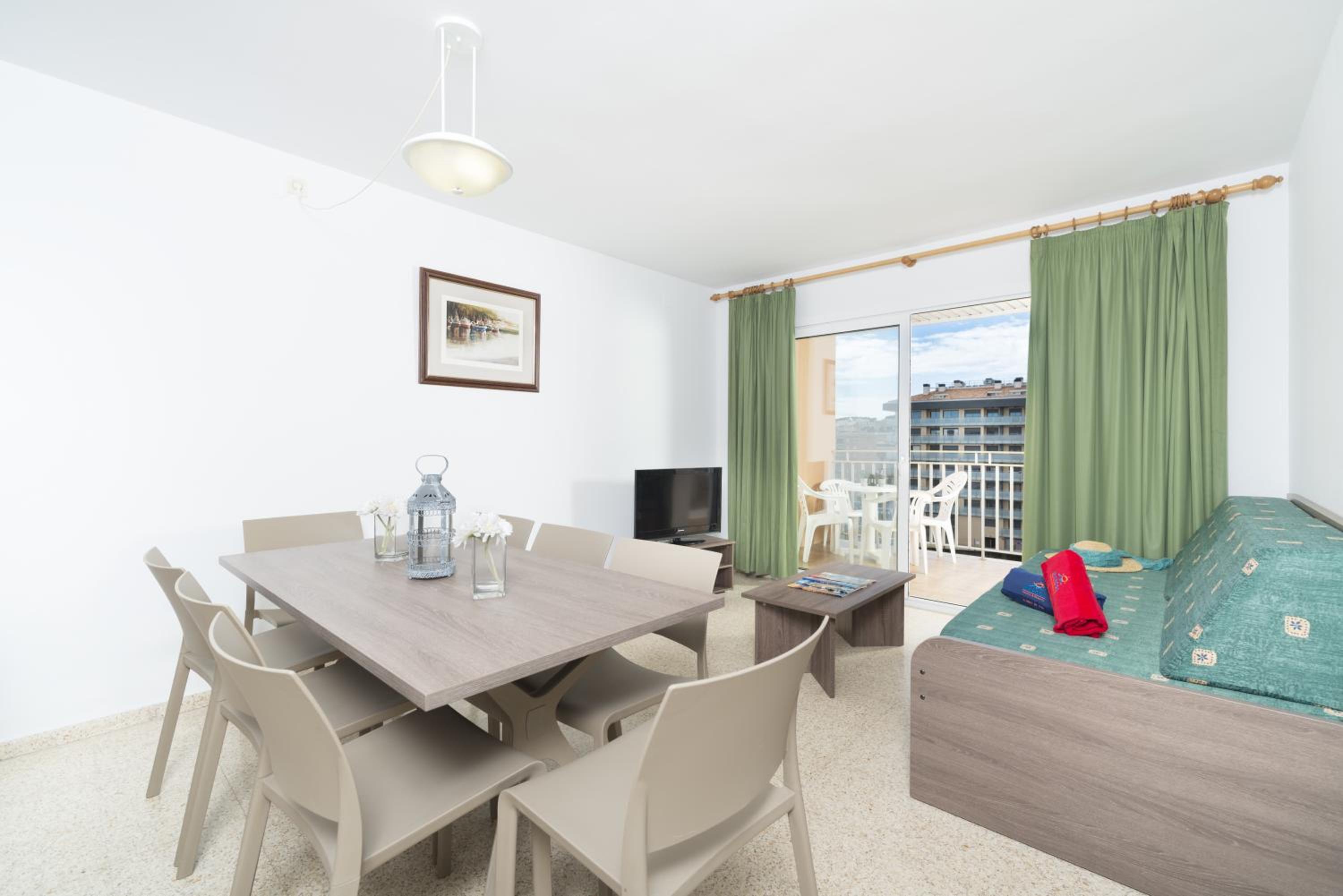 Three-Bedroom Apartment with Balcony (6-8 Adults) - Photo 17