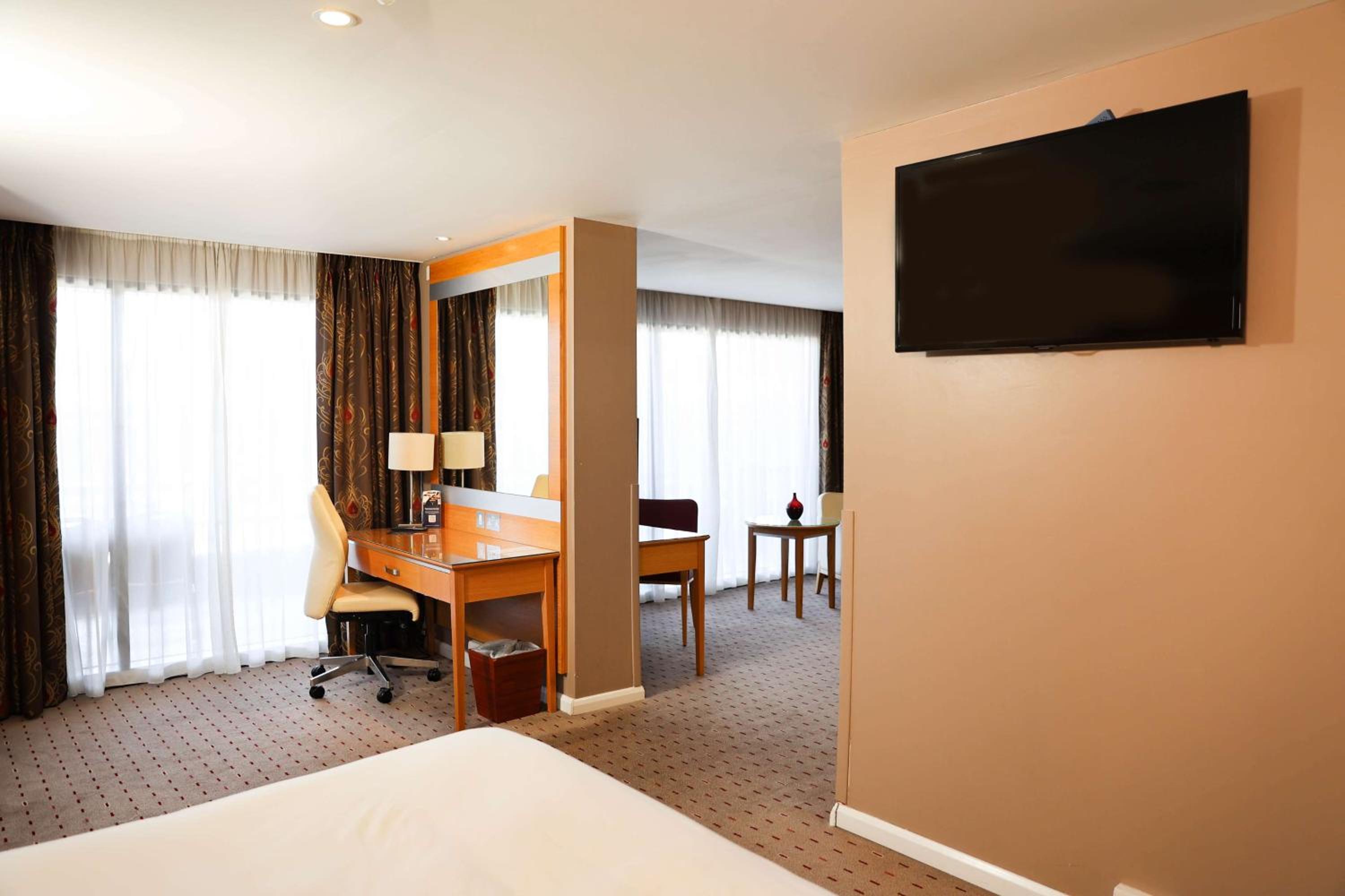 Junior King Suite With Daytime Pitch View  photo 2